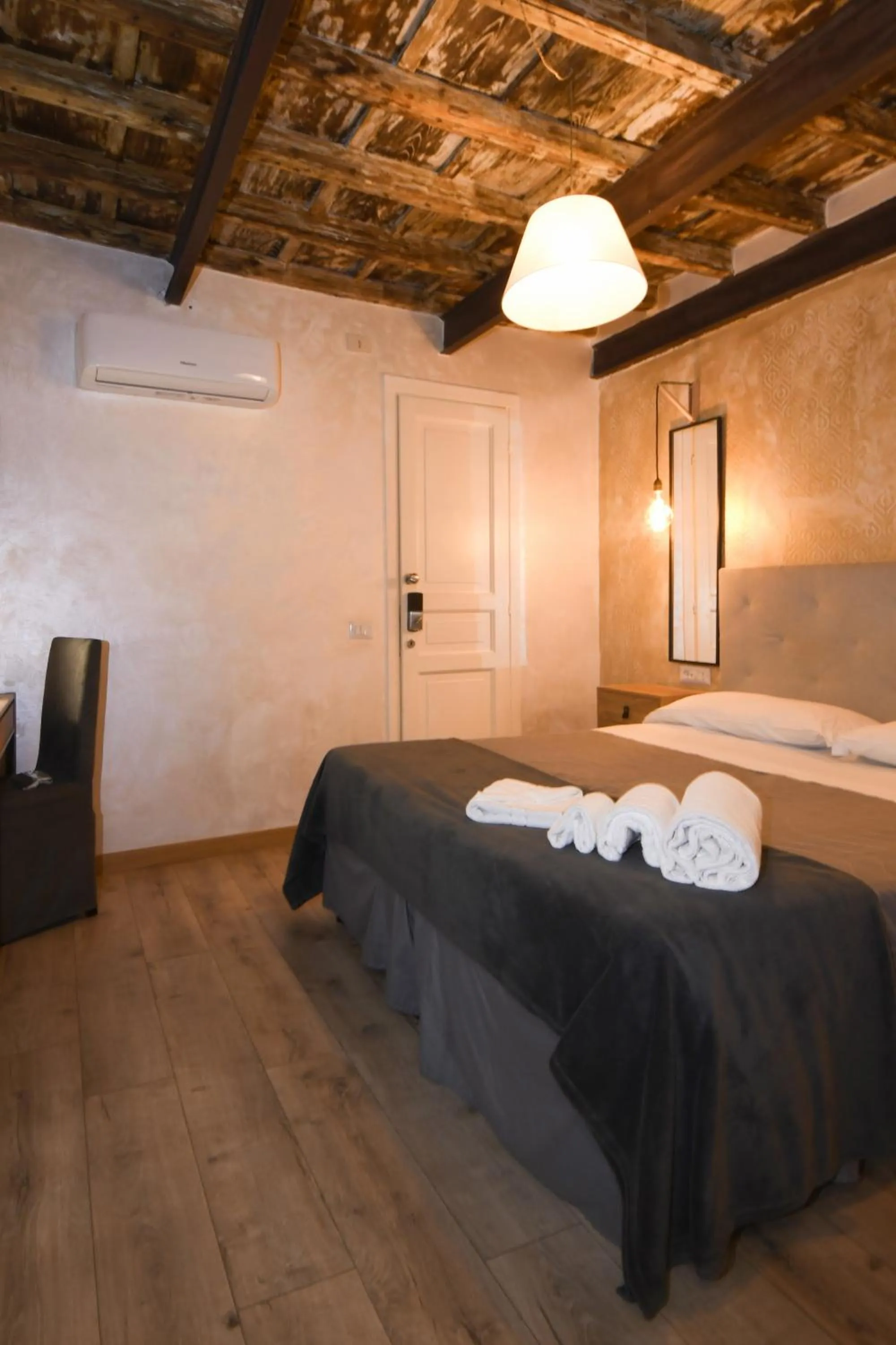 Photo of the whole room, Bed in Dulcis In Pantheon