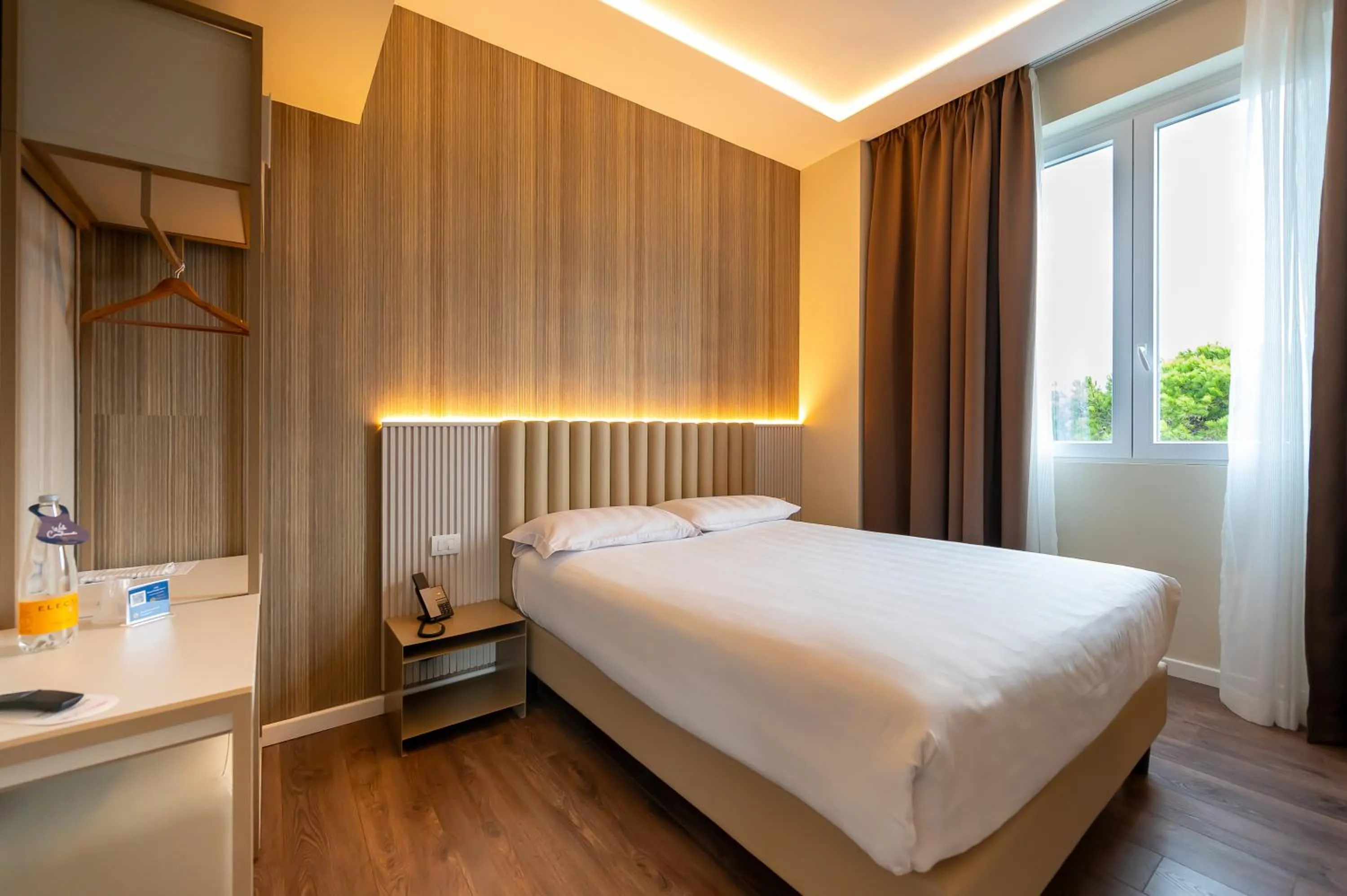 Bedroom, Bed in Hotel Isola Sacra Rome Airport