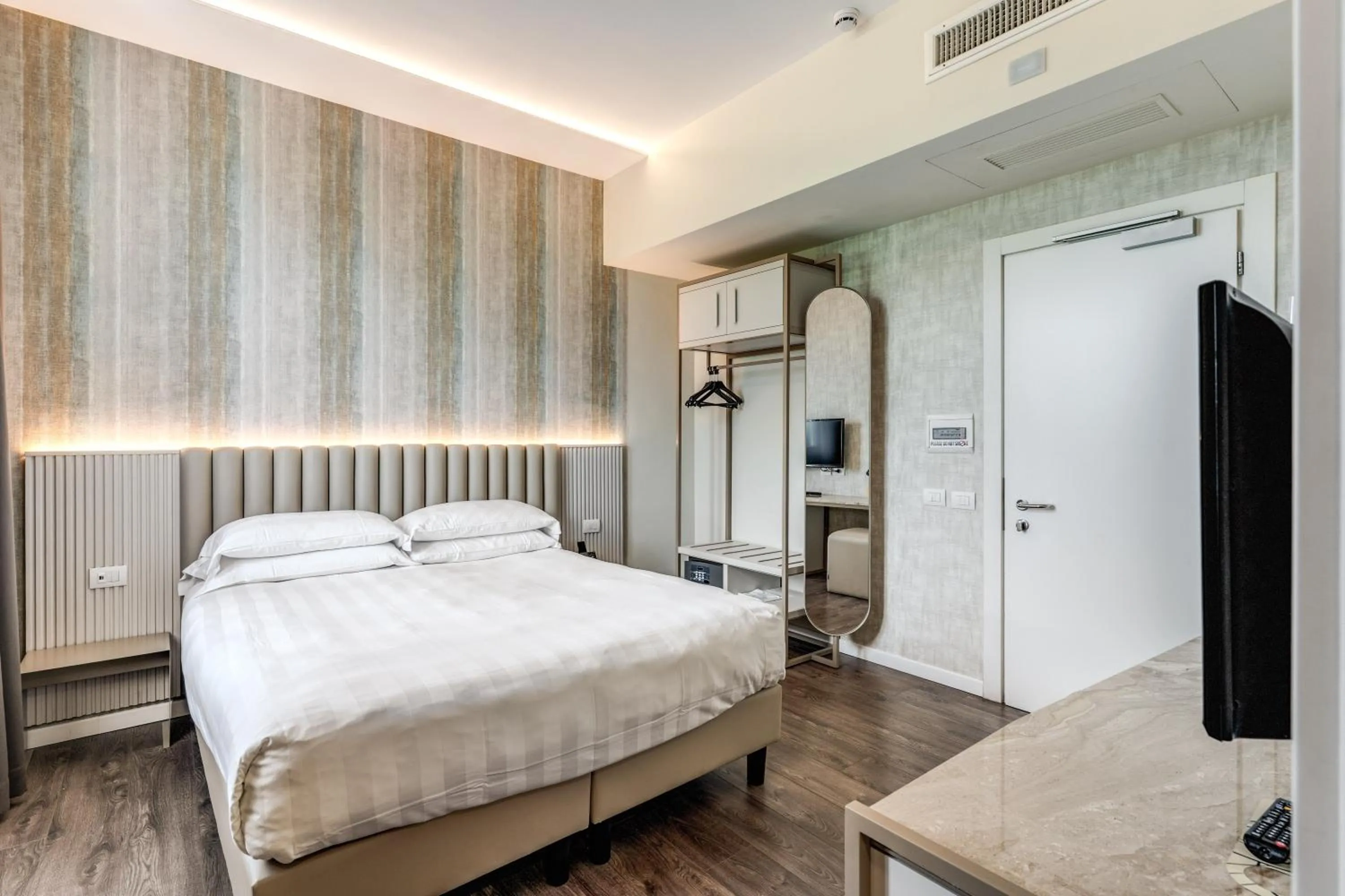 Bedroom, Bed in Hotel Isola Sacra Rome Airport