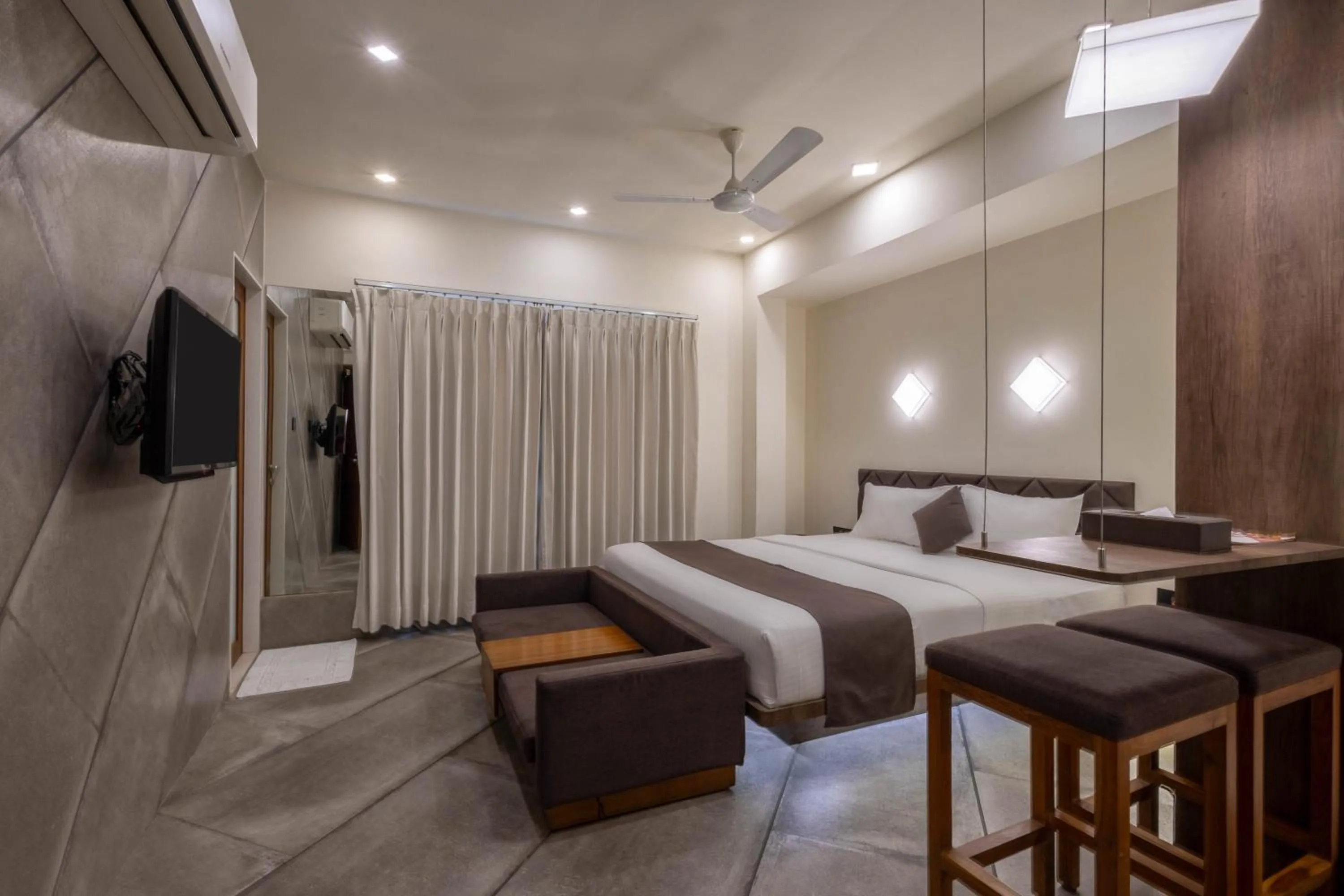 Bedroom, Bed in De Glance Hotel, Near Surat Railway Station