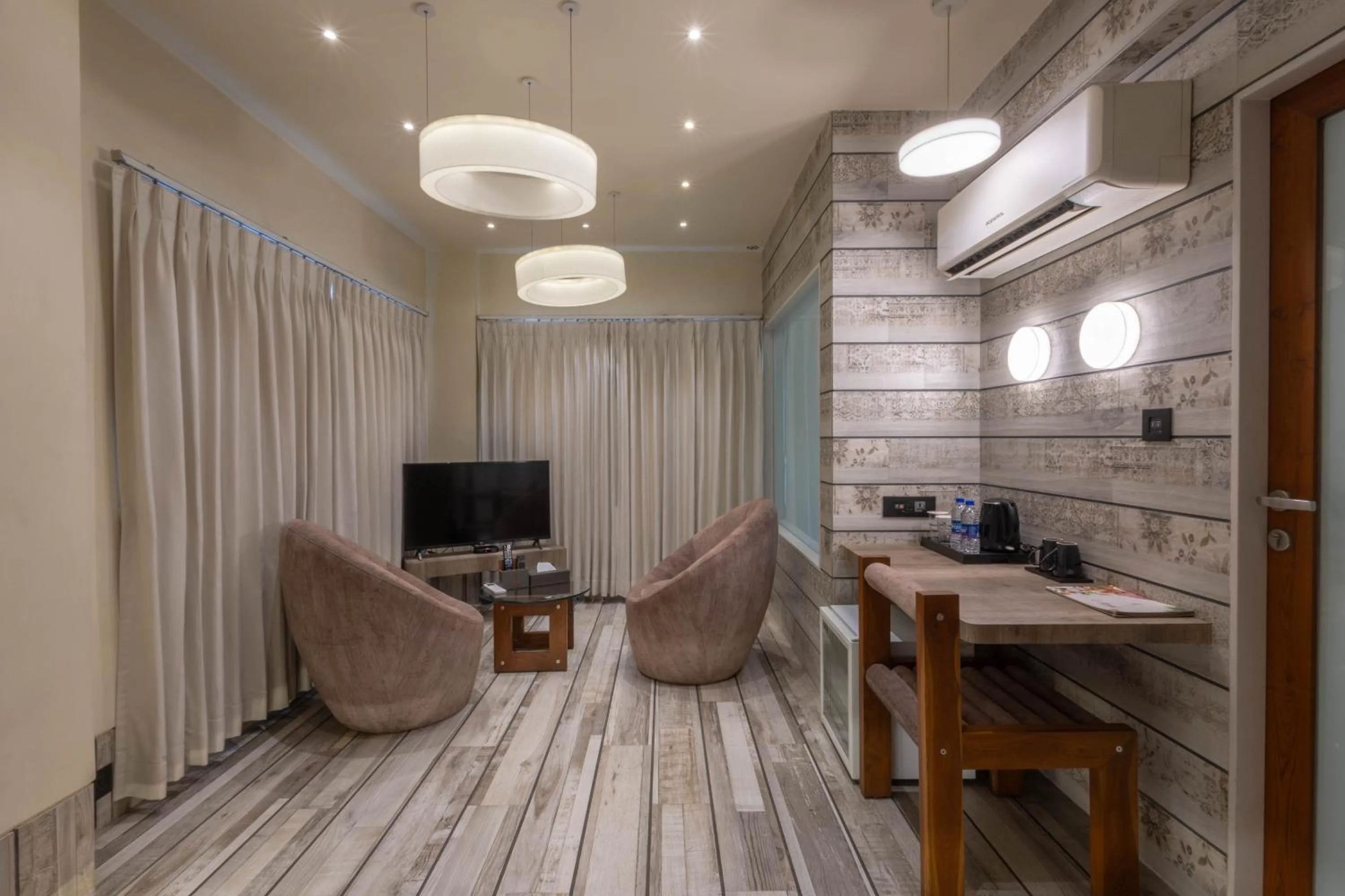 TV and multimedia in De Glance Hotel, Near Surat Railway Station