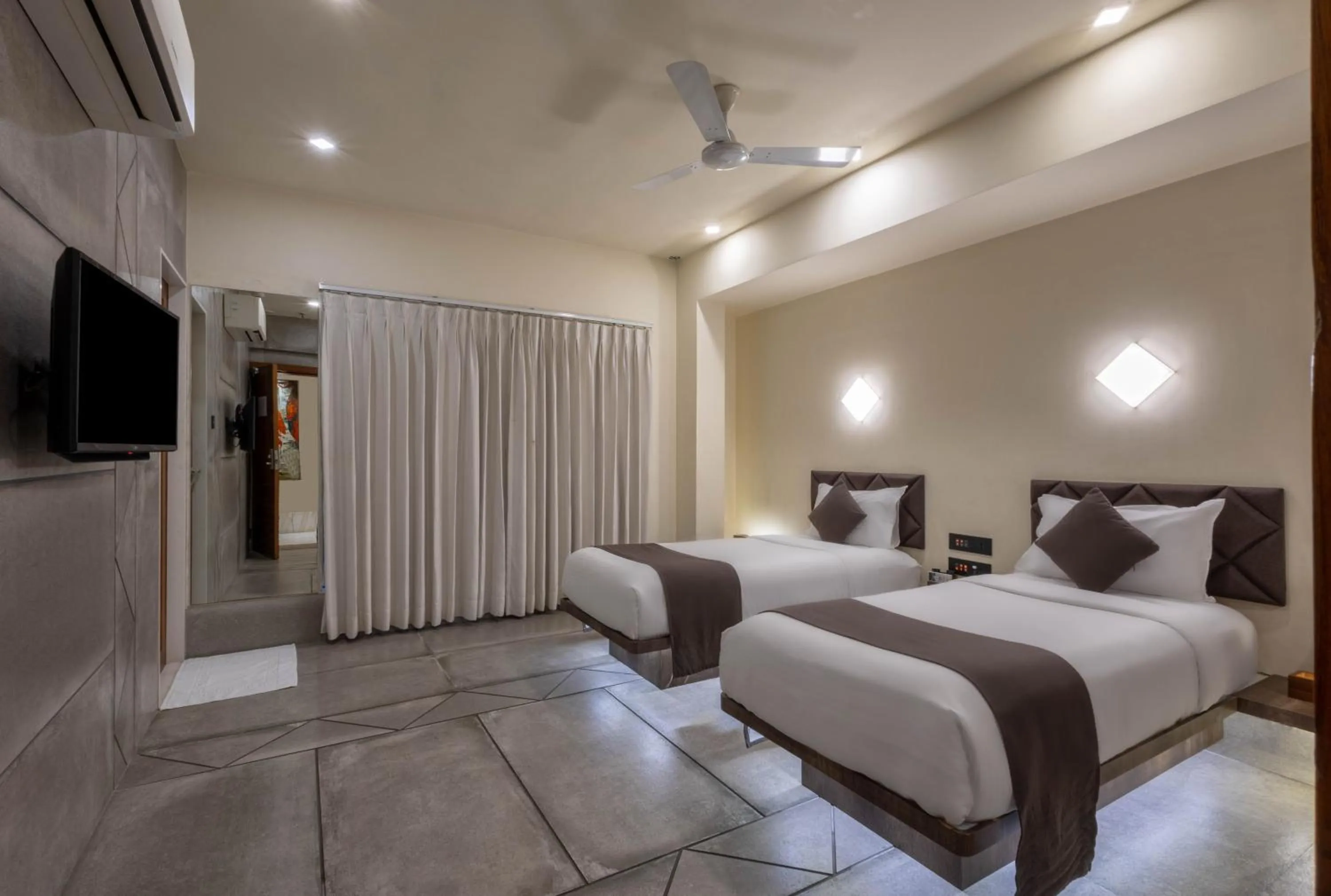 Bedroom, Bed in De Glance Hotel, Near Surat Railway Station