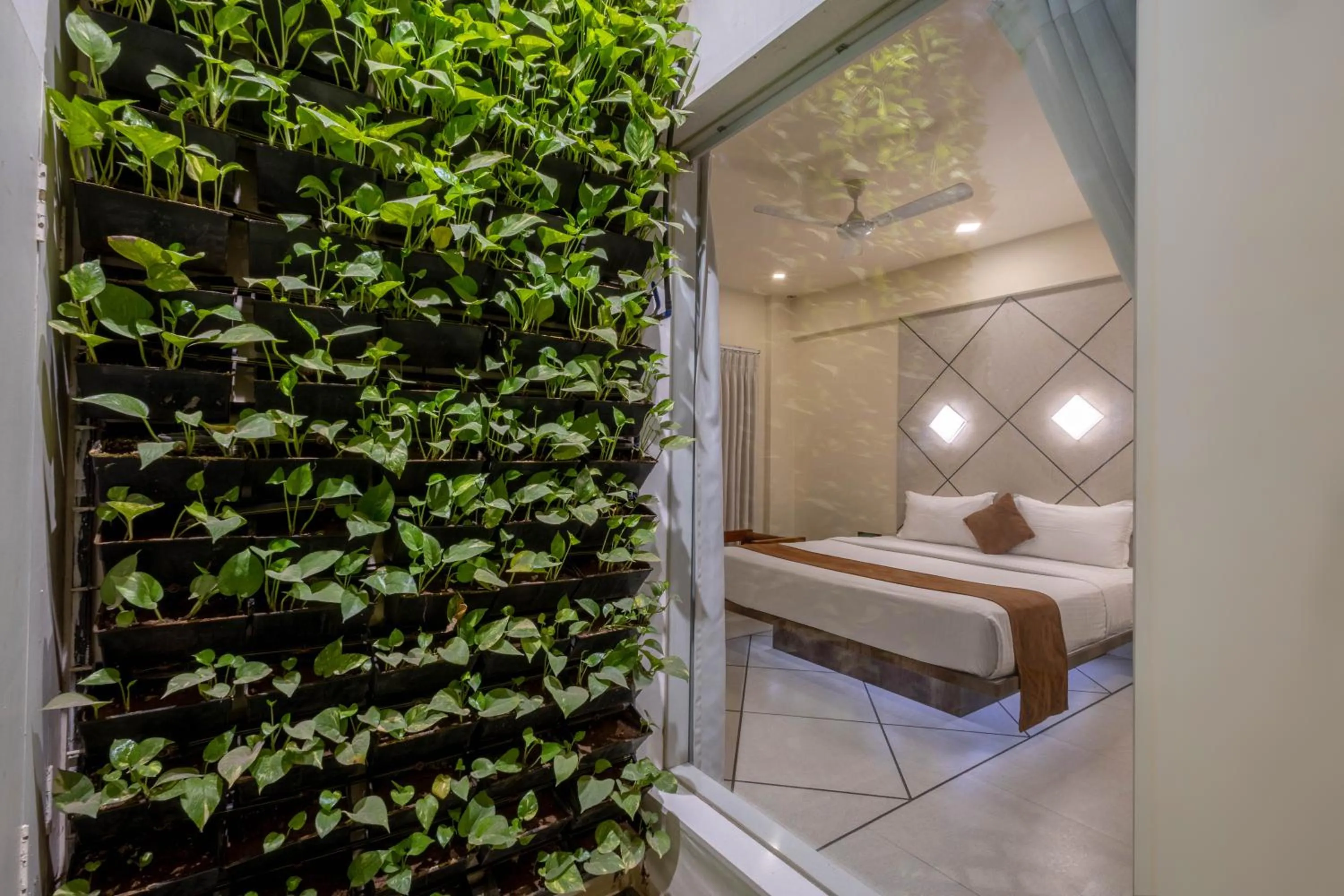 Garden, Bed in De Glance Hotel, Near Surat Railway Station