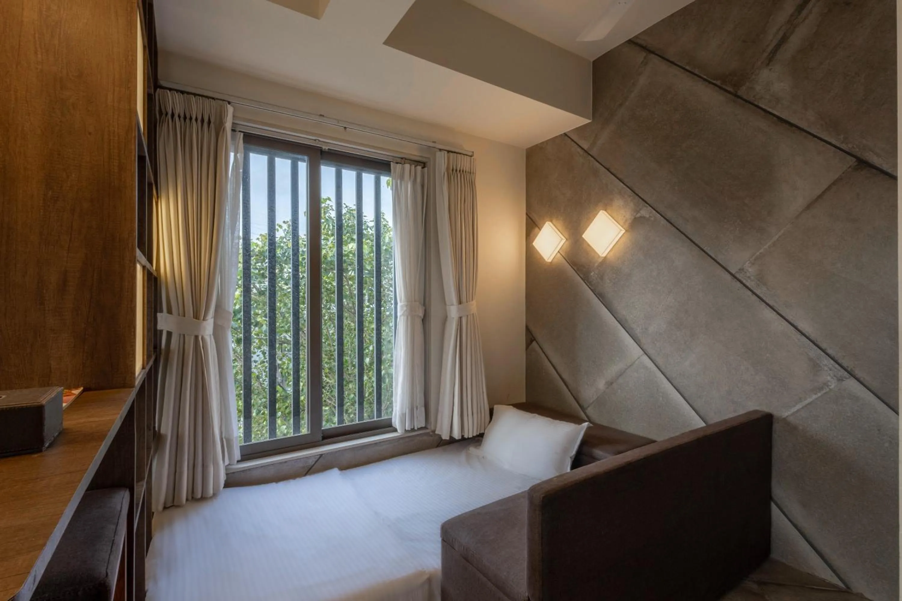 Bed in De Glance Hotel, Near Surat Railway Station