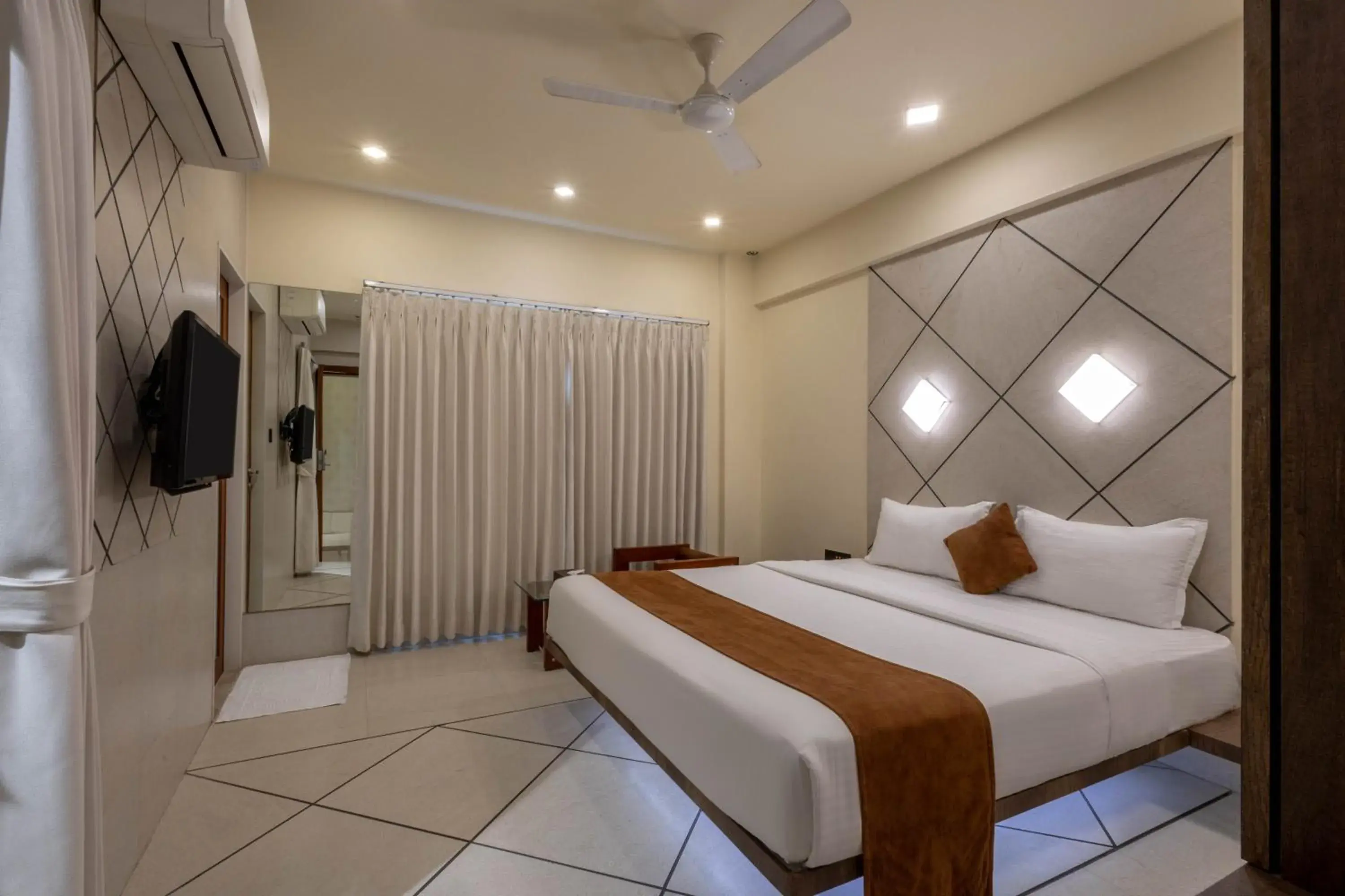 Bedroom, Bed in De Glance Hotel, Near Surat Railway Station Bedroom, Bed in De Glance Hotel, Near Surat Railway Station