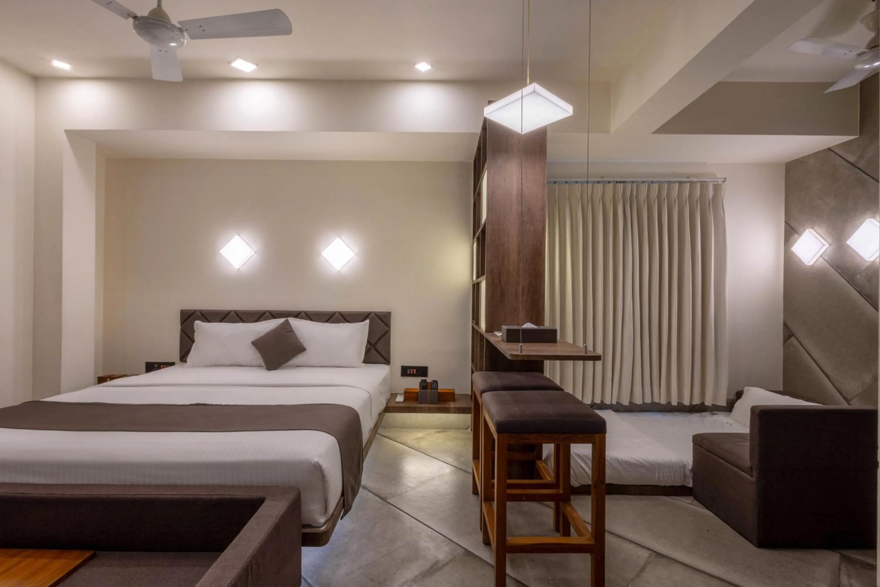 Photo of the whole room, Bed in De Glance Hotel, Near Surat Railway Station
