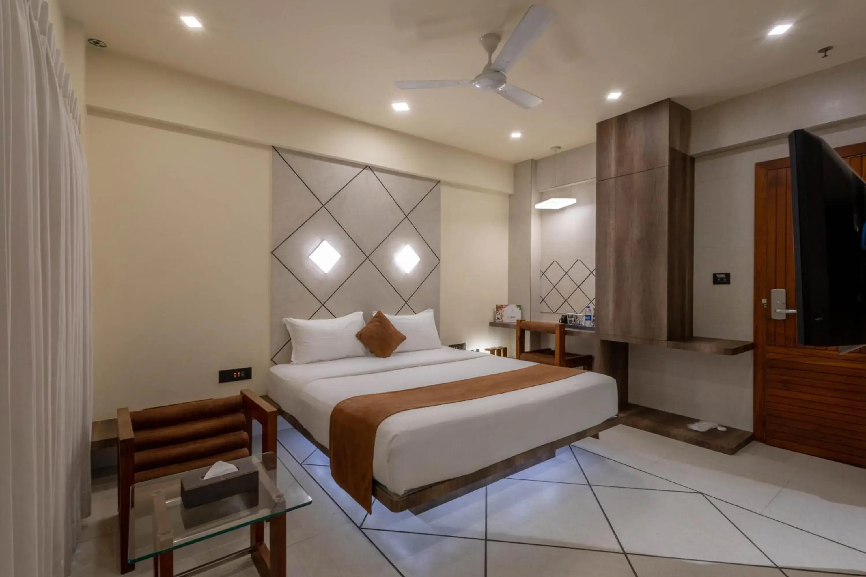 Bedroom, Bed in De Glance Hotel, Near Surat Railway Station Bedroom, Bed in De Glance Hotel, Near Surat Railway Station