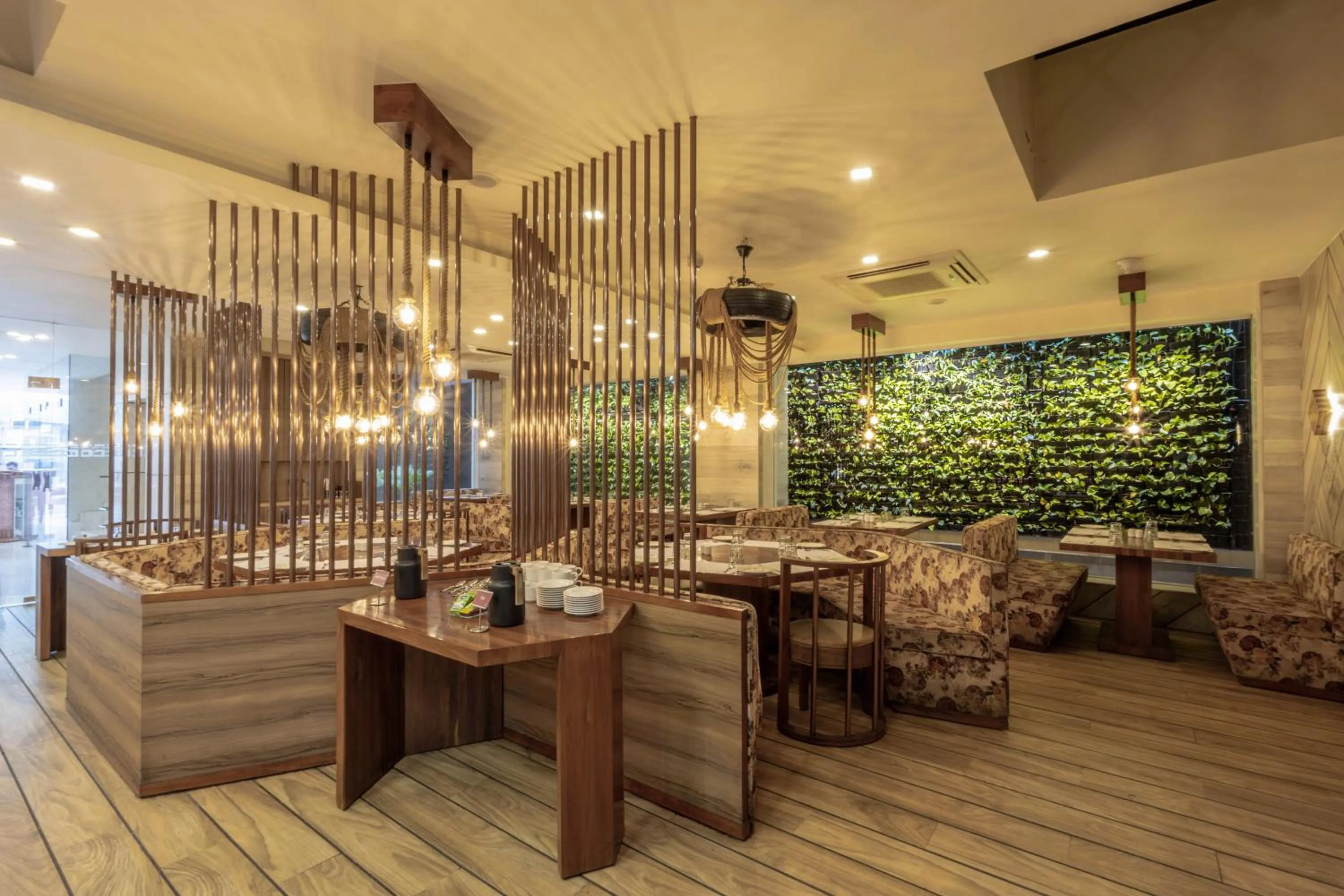 Restaurant/places to eat in De Glance Hotel, Near Surat Railway Station