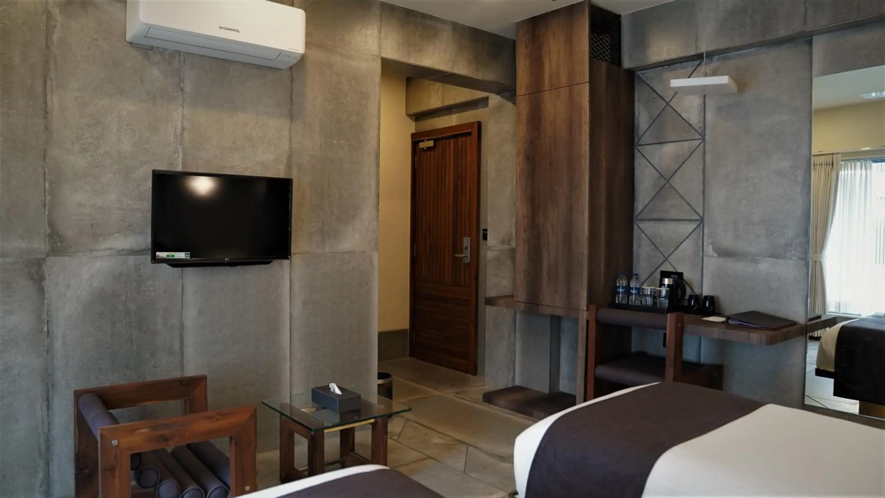 TV and multimedia, Bed in De Glance Hotel, Near Surat Railway Station TV and multimedia, Bed in De Glance Hotel, Near Surat Railway Station