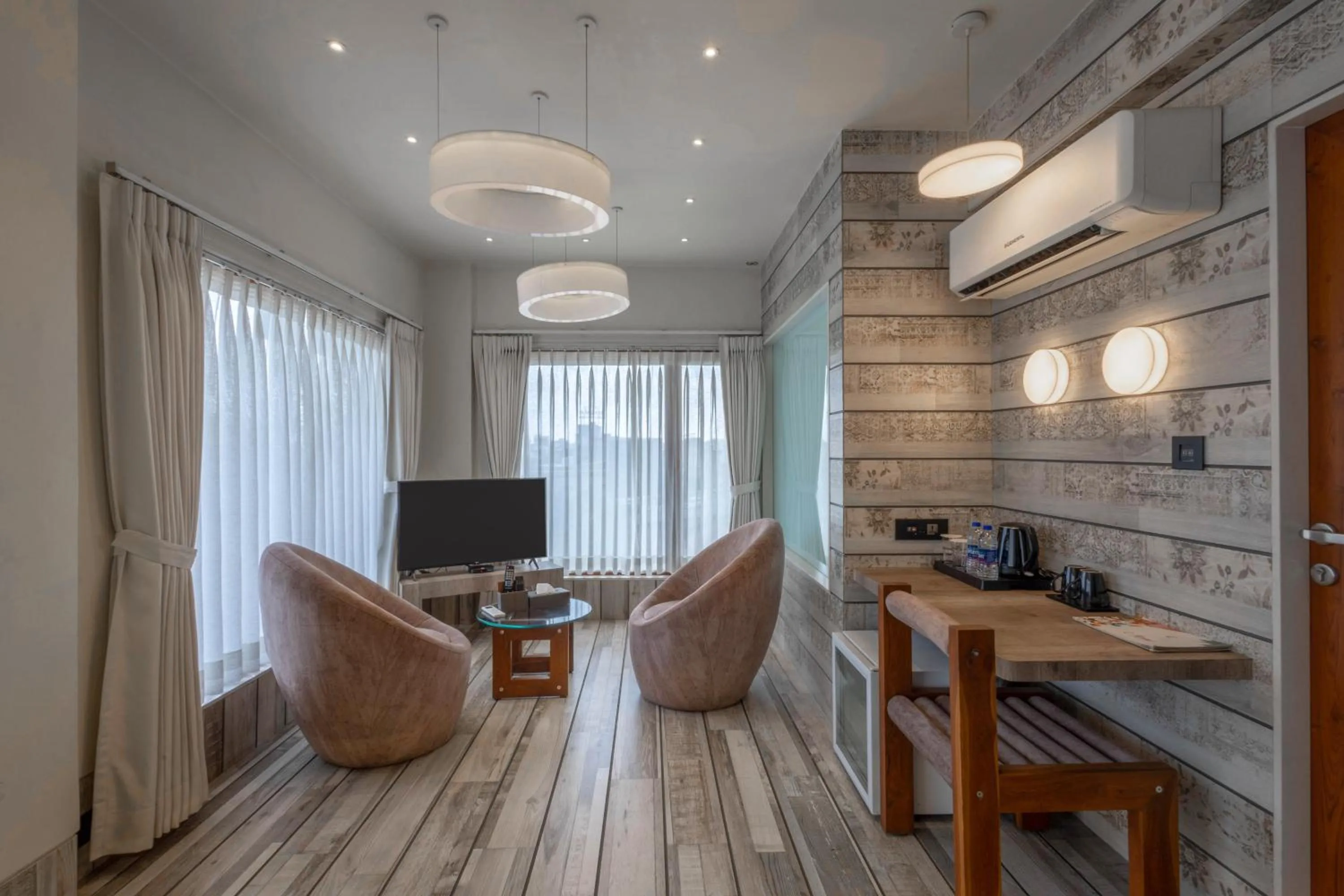 TV and multimedia in De Glance Hotel, Near Surat Railway Station