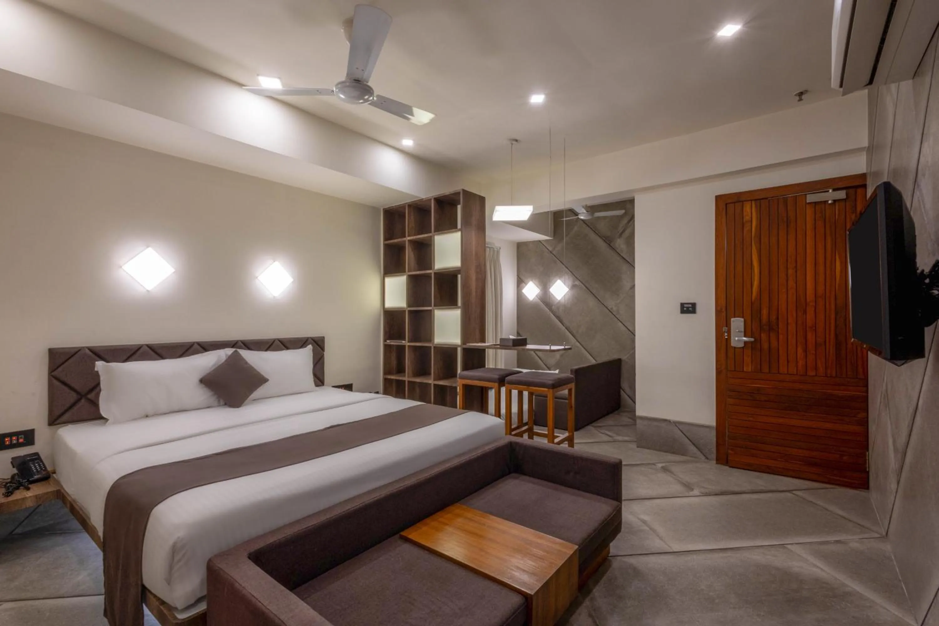 Bed in De Glance Hotel, Near Surat Railway Station