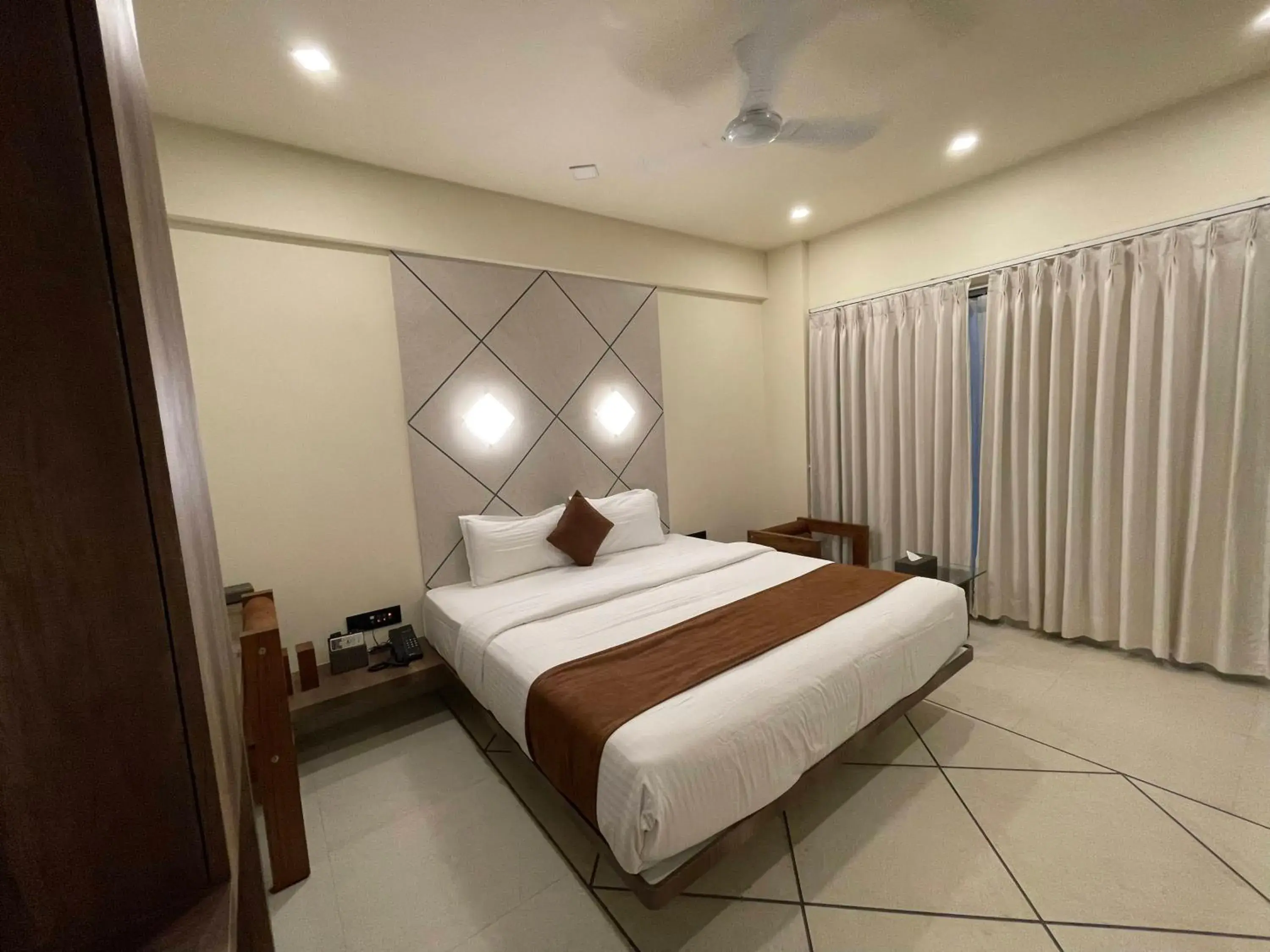 Bed in De Glance Hotel, Near Surat Railway Station Bed in De Glance Hotel, Near Surat Railway Station