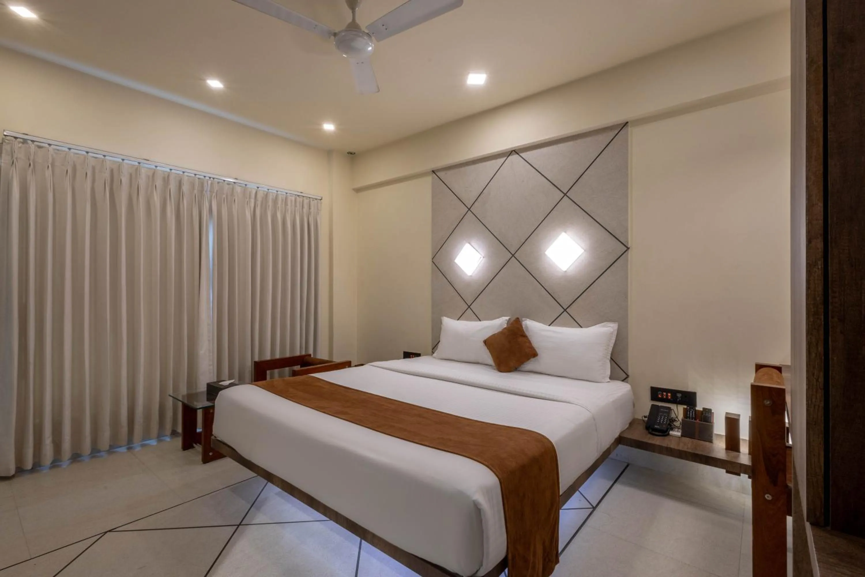 Bedroom, Bed in De Glance Hotel, Near Surat Railway Station