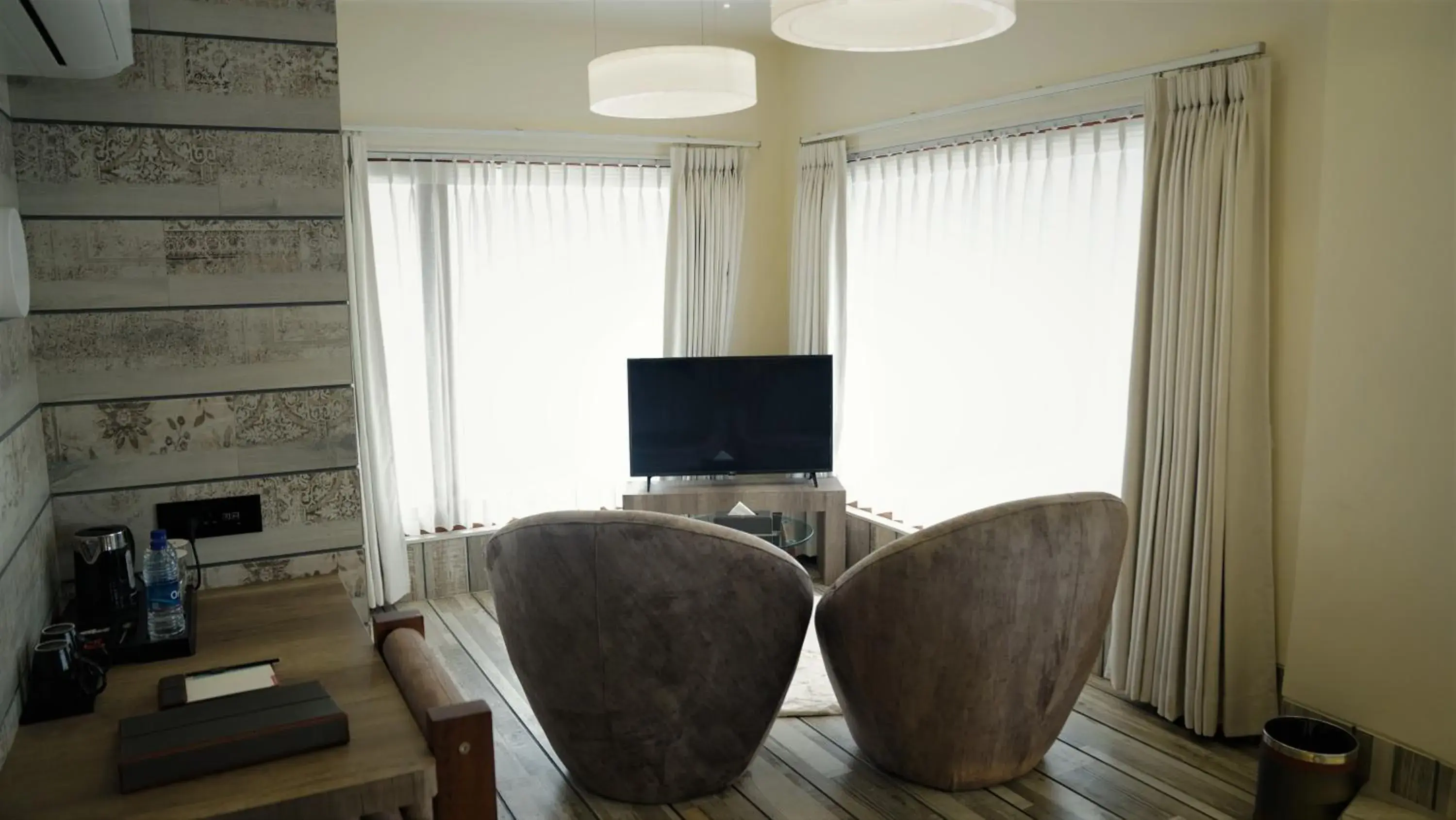 Bedroom in De Glance Hotel, Near Surat Railway Station Bedroom in De Glance Hotel, Near Surat Railway Station