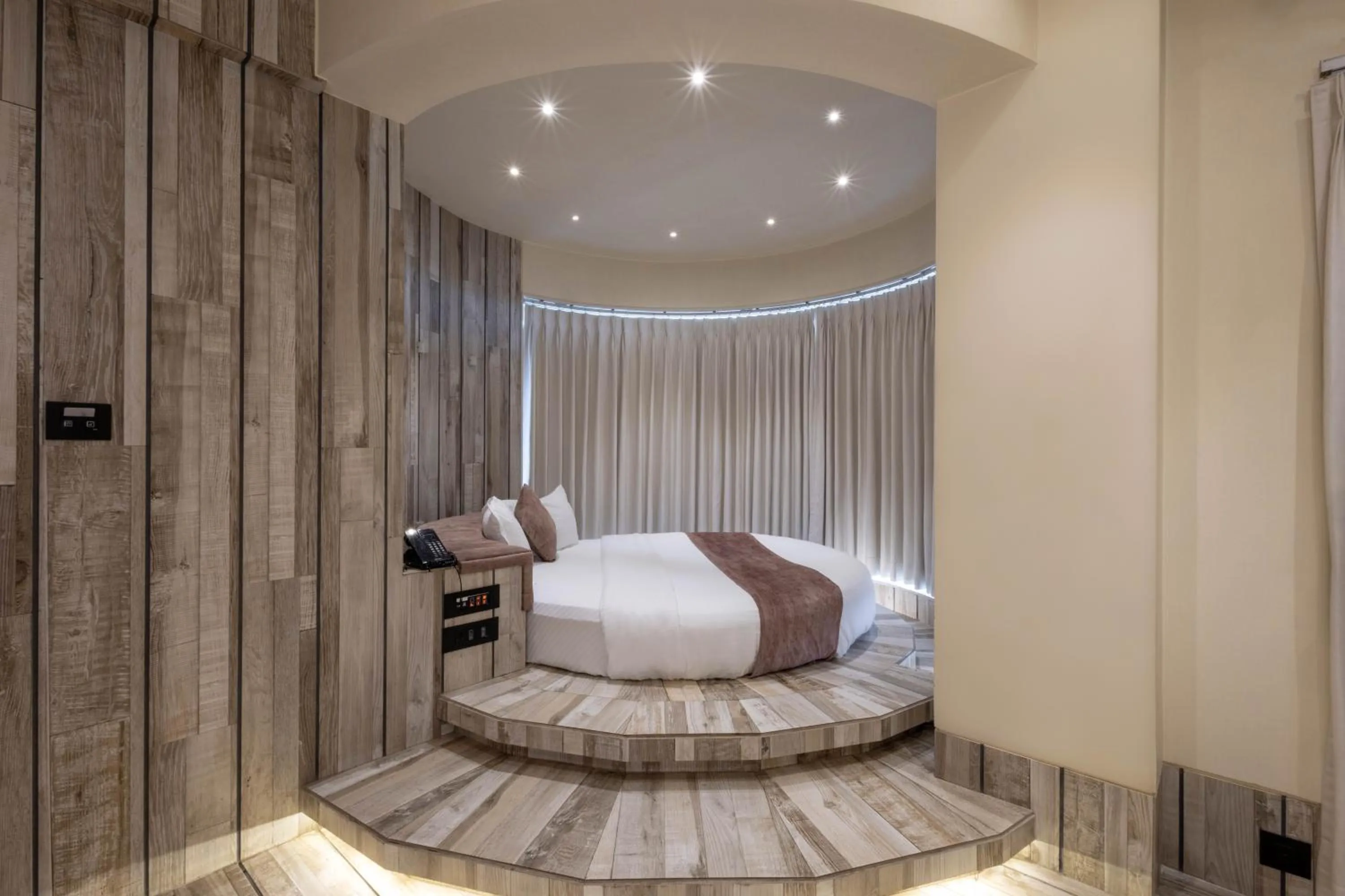 Bed in De Glance Hotel, Near Surat Railway Station