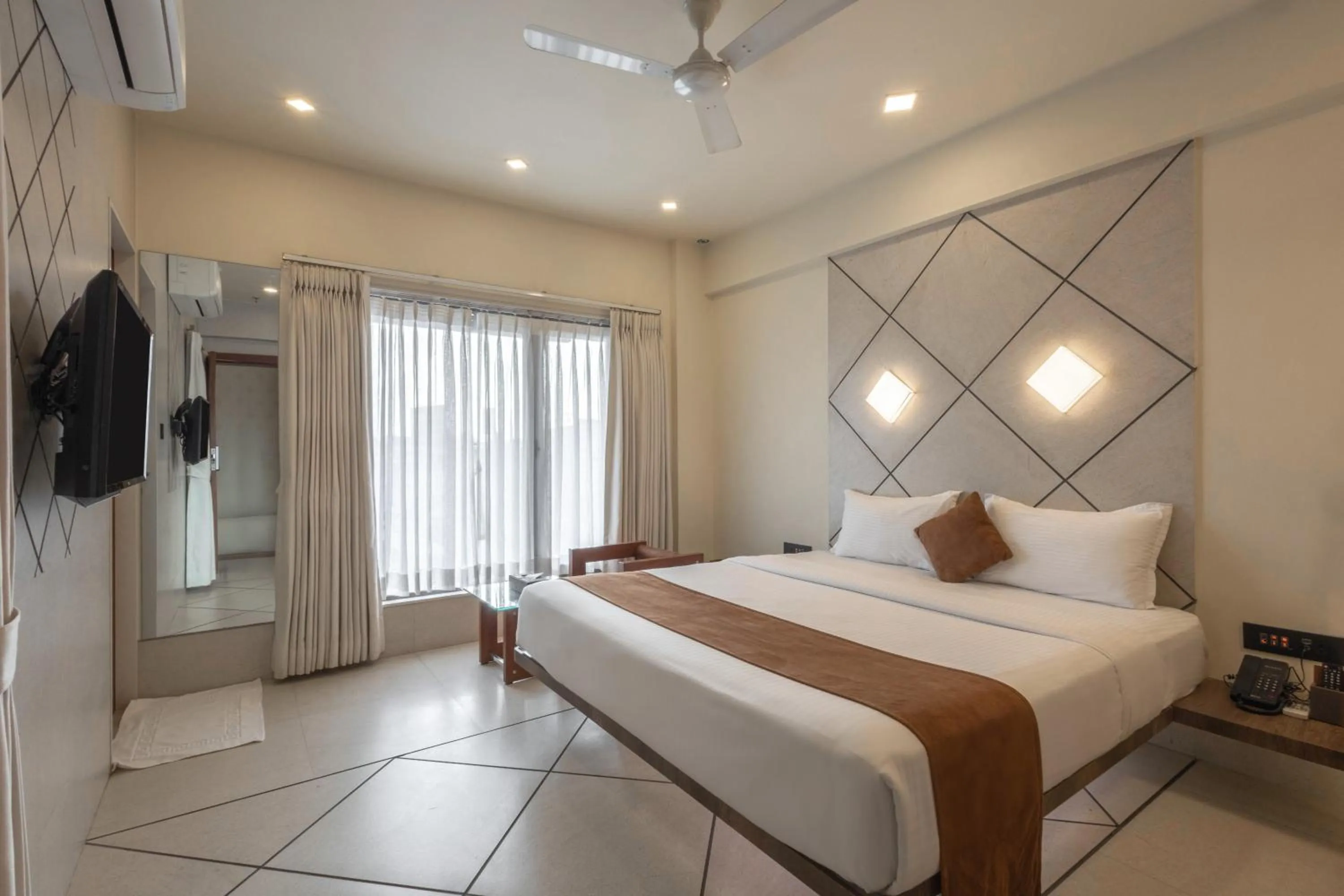 Bed in De Glance Hotel, Near Surat Railway Station