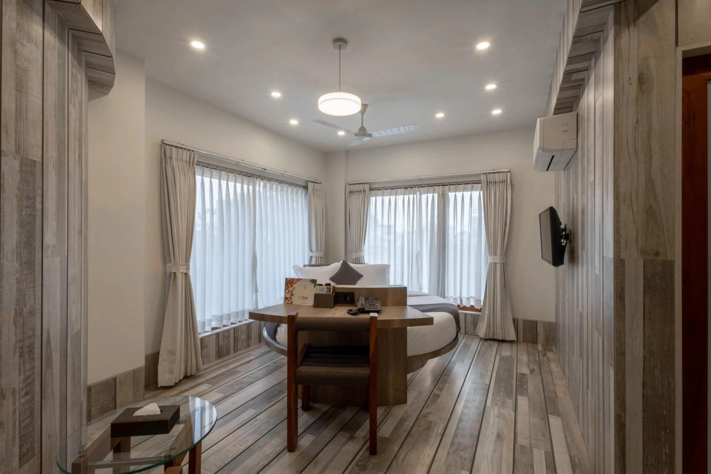 Bedroom in De Glance Hotel, Near Surat Railway Station