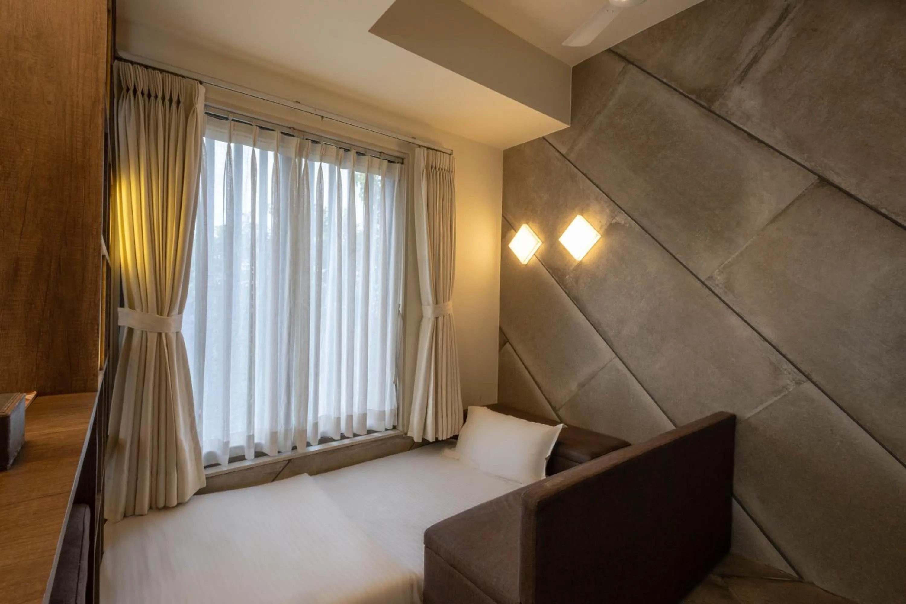 Bed in De Glance Hotel, Near Surat Railway Station