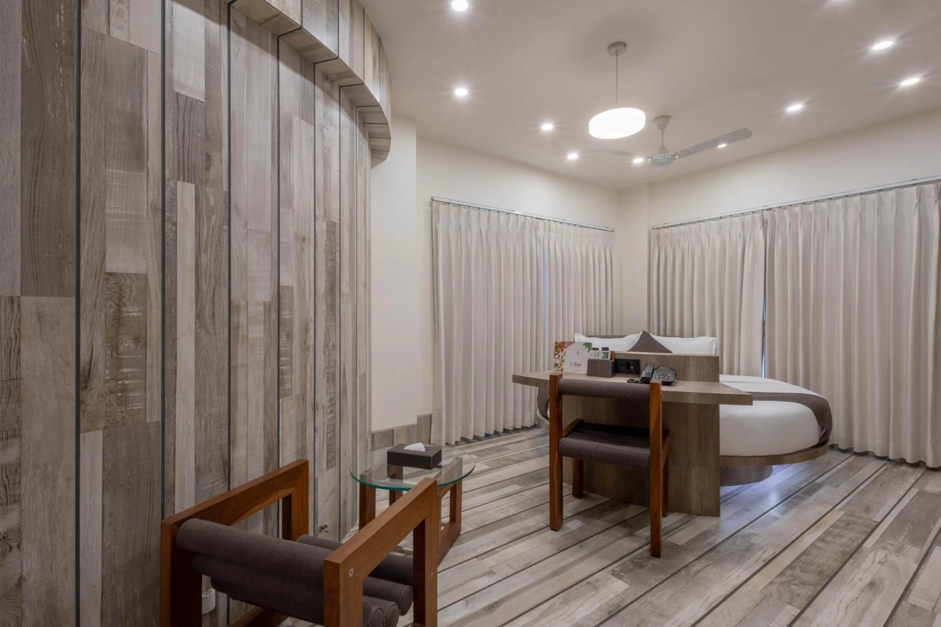 Bedroom, Bed in De Glance Hotel, Near Surat Railway Station