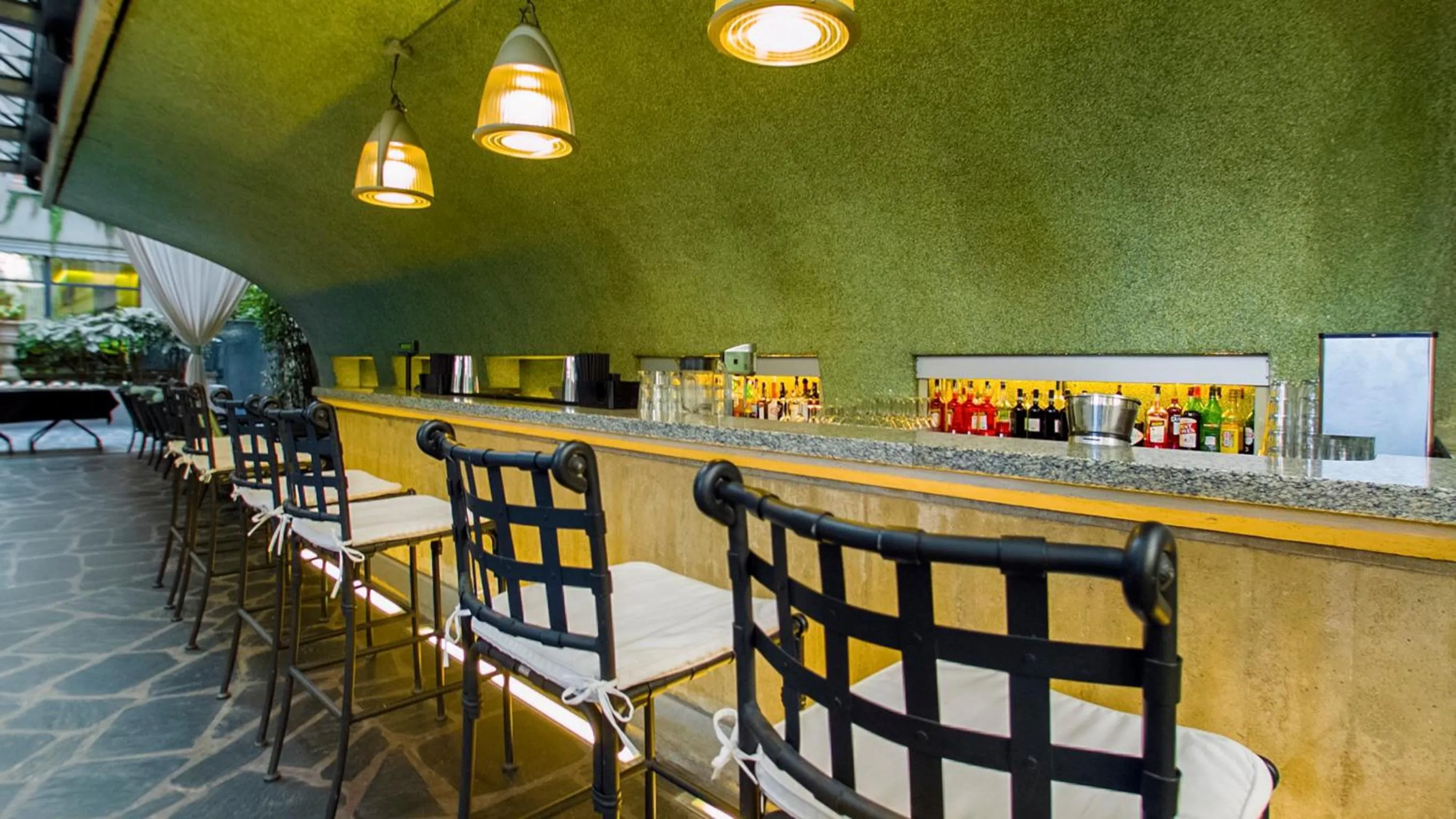 Restaurant/places to eat in Hotel Manin