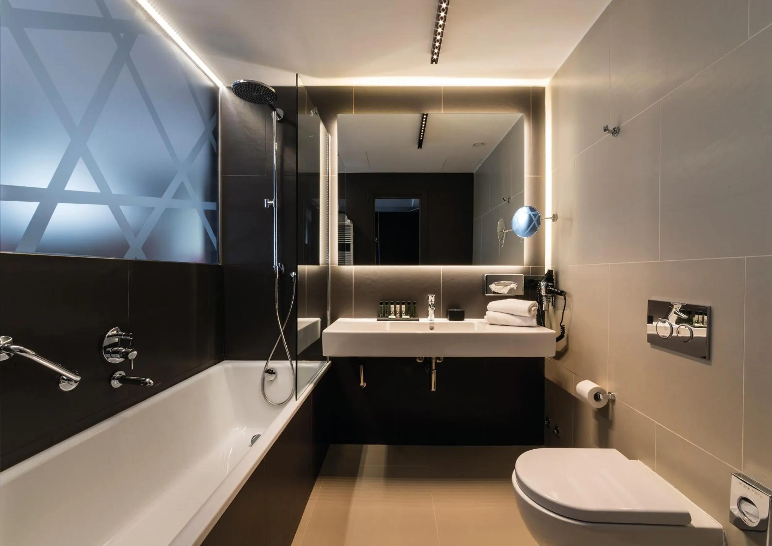 Shower in Hotel Manin