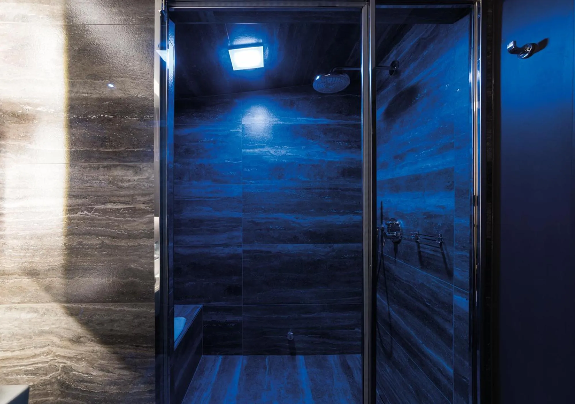 Shower in Hotel Manin