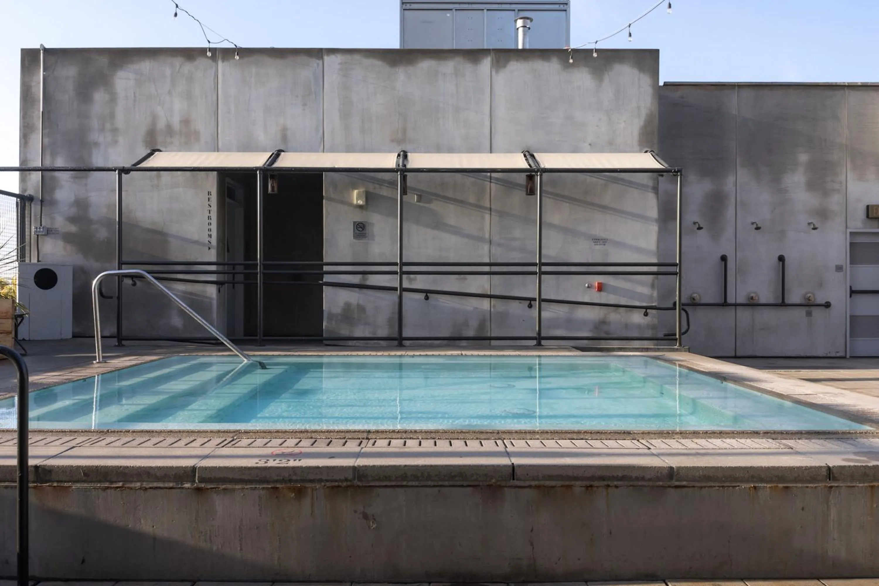 Swimming pool in Stile Downtown Los Angeles By Kasa