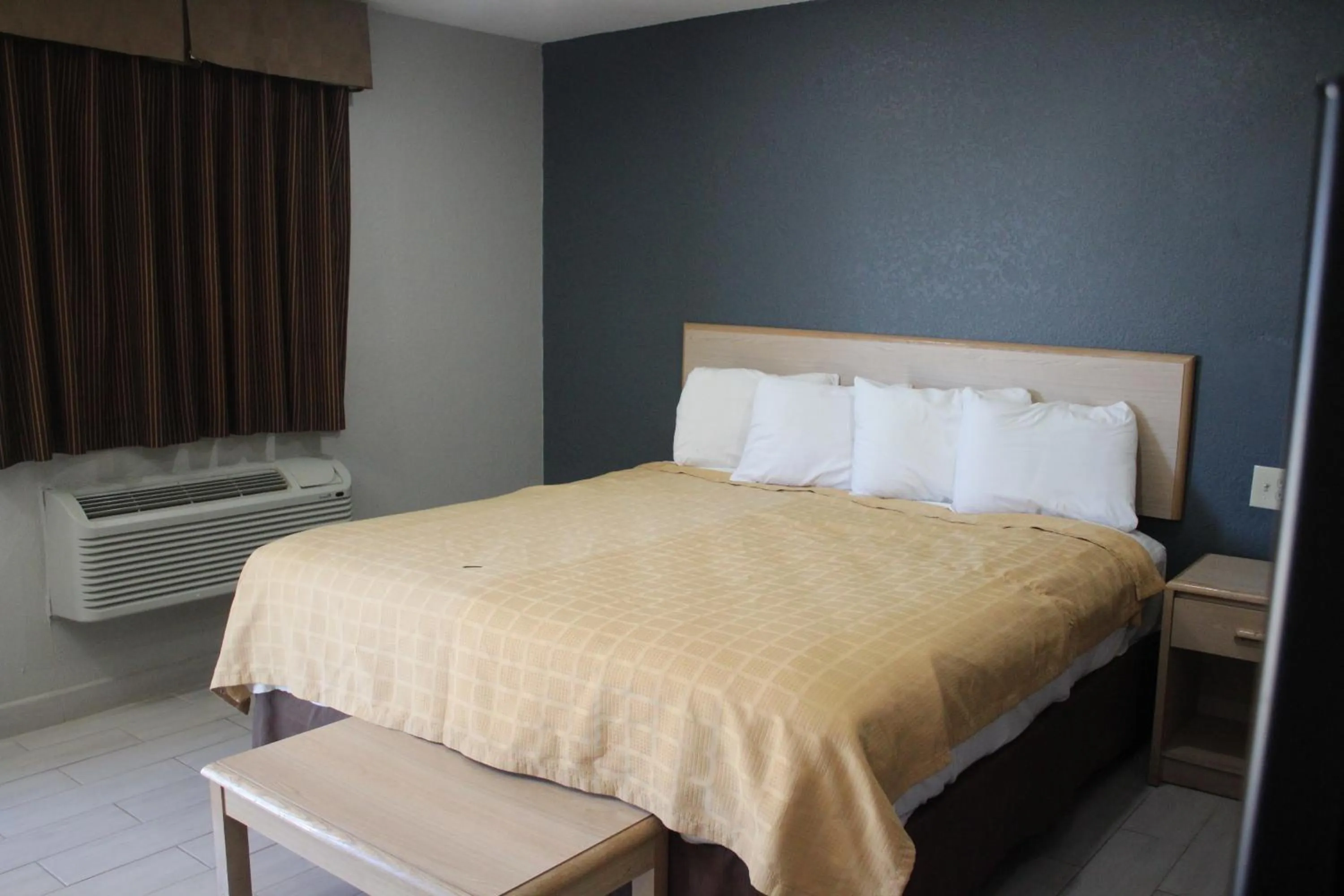 Bed in Village Inn Cotulla