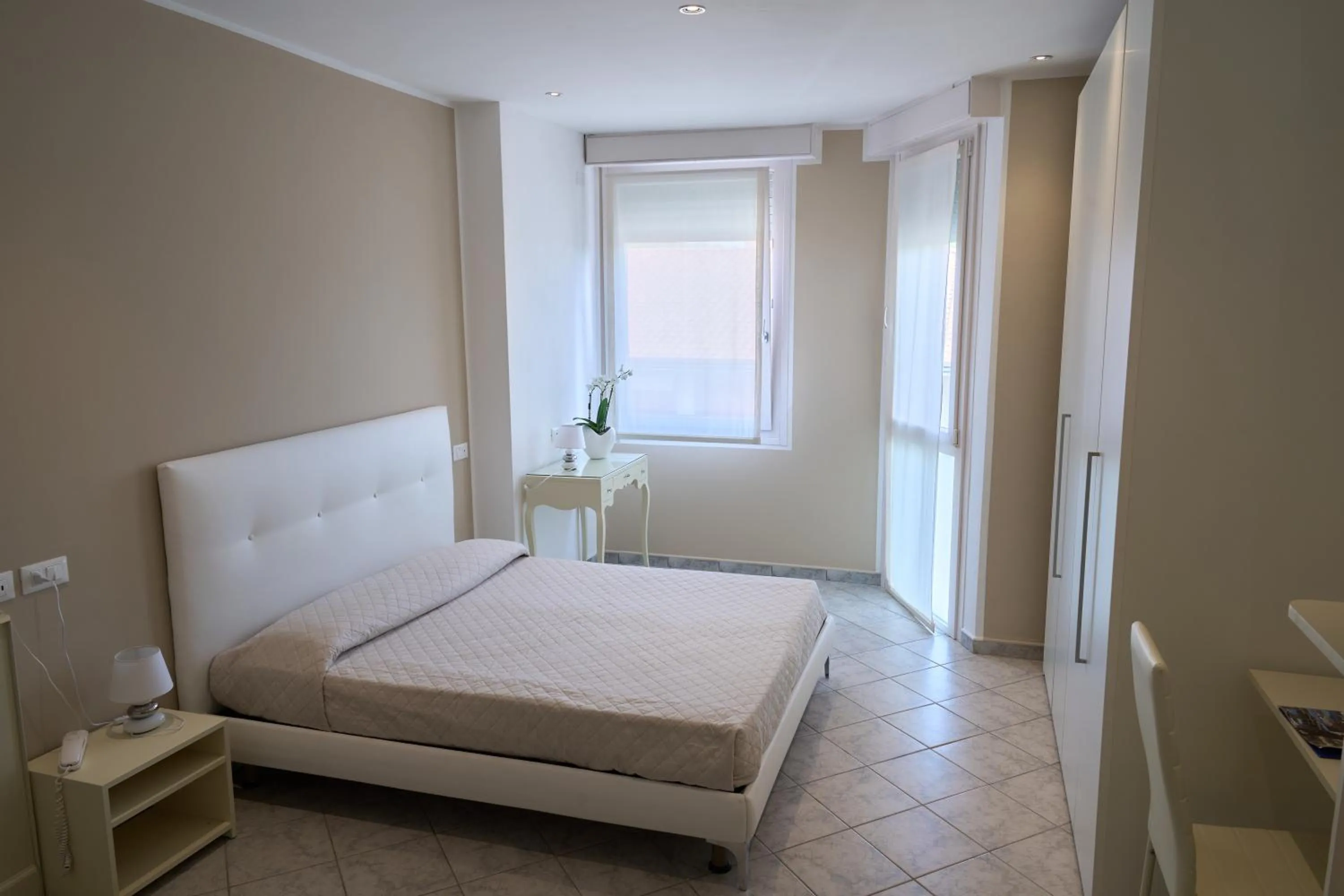 Photo of the whole room, Bed in Hotel Viña del Mar Pineta