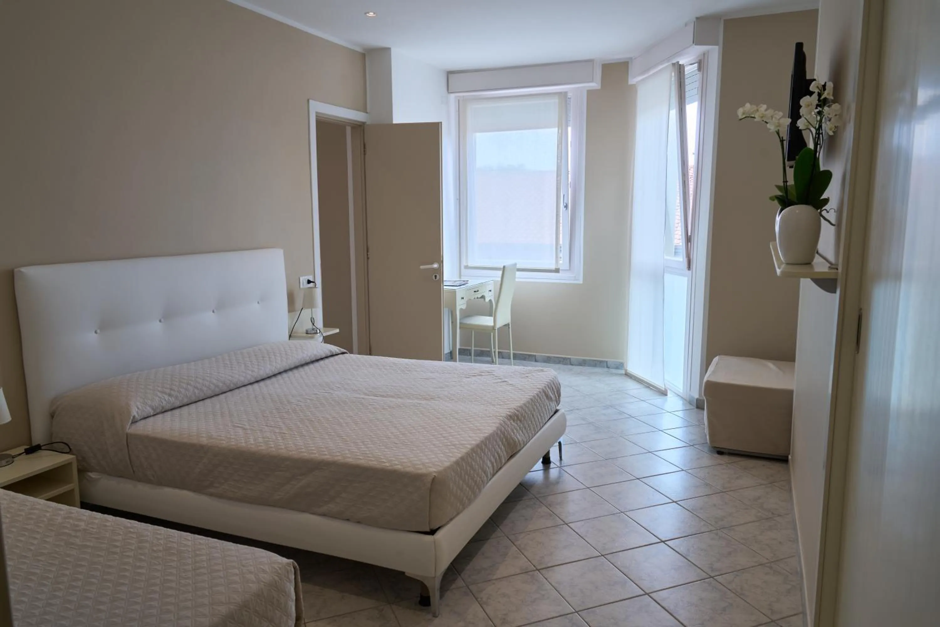 Photo of the whole room, Bed in Hotel Viña del Mar Pineta