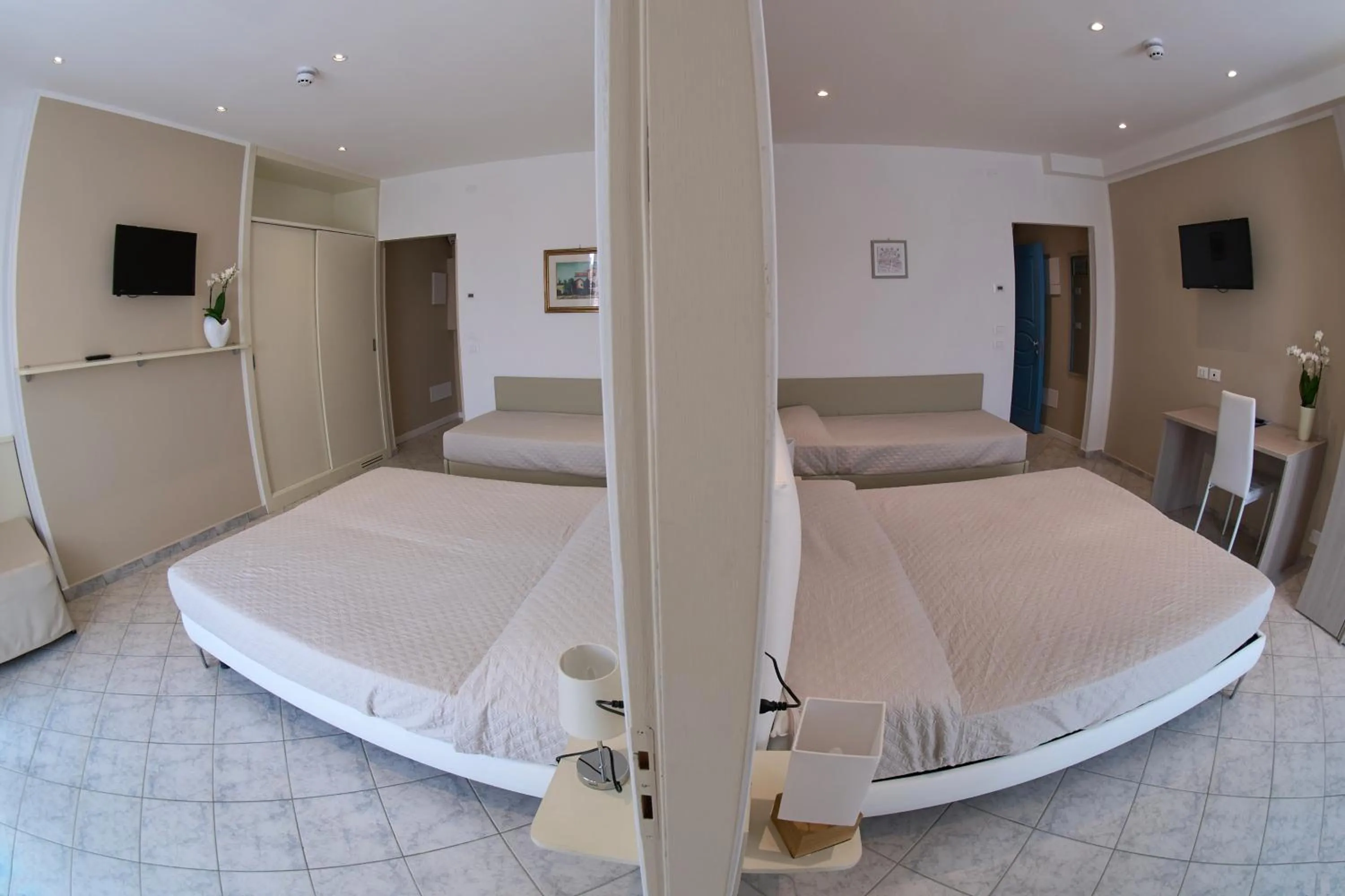 Photo of the whole room, Bed in Hotel Viña del Mar Pineta