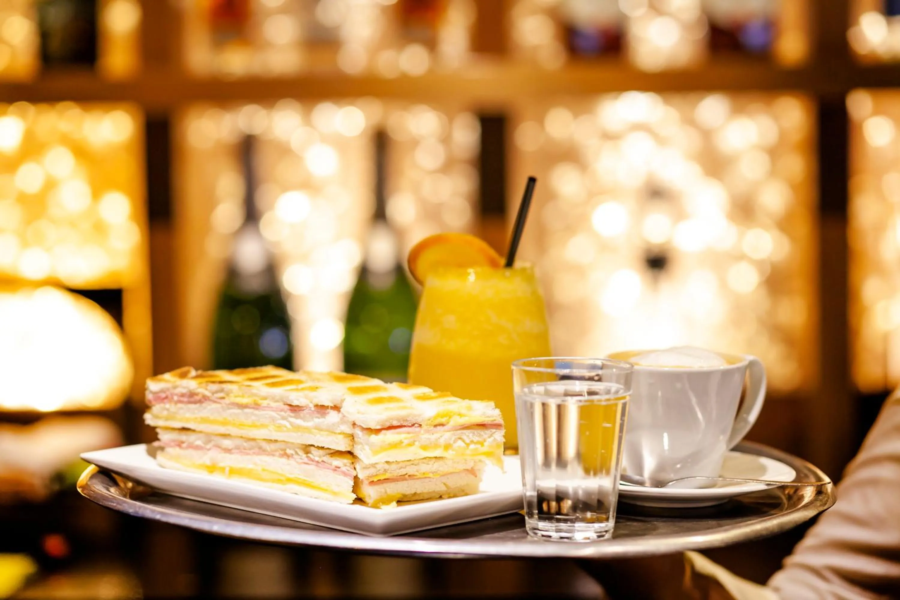 Lounge or bar in Ramada Plaza by Wyndham Tucuman