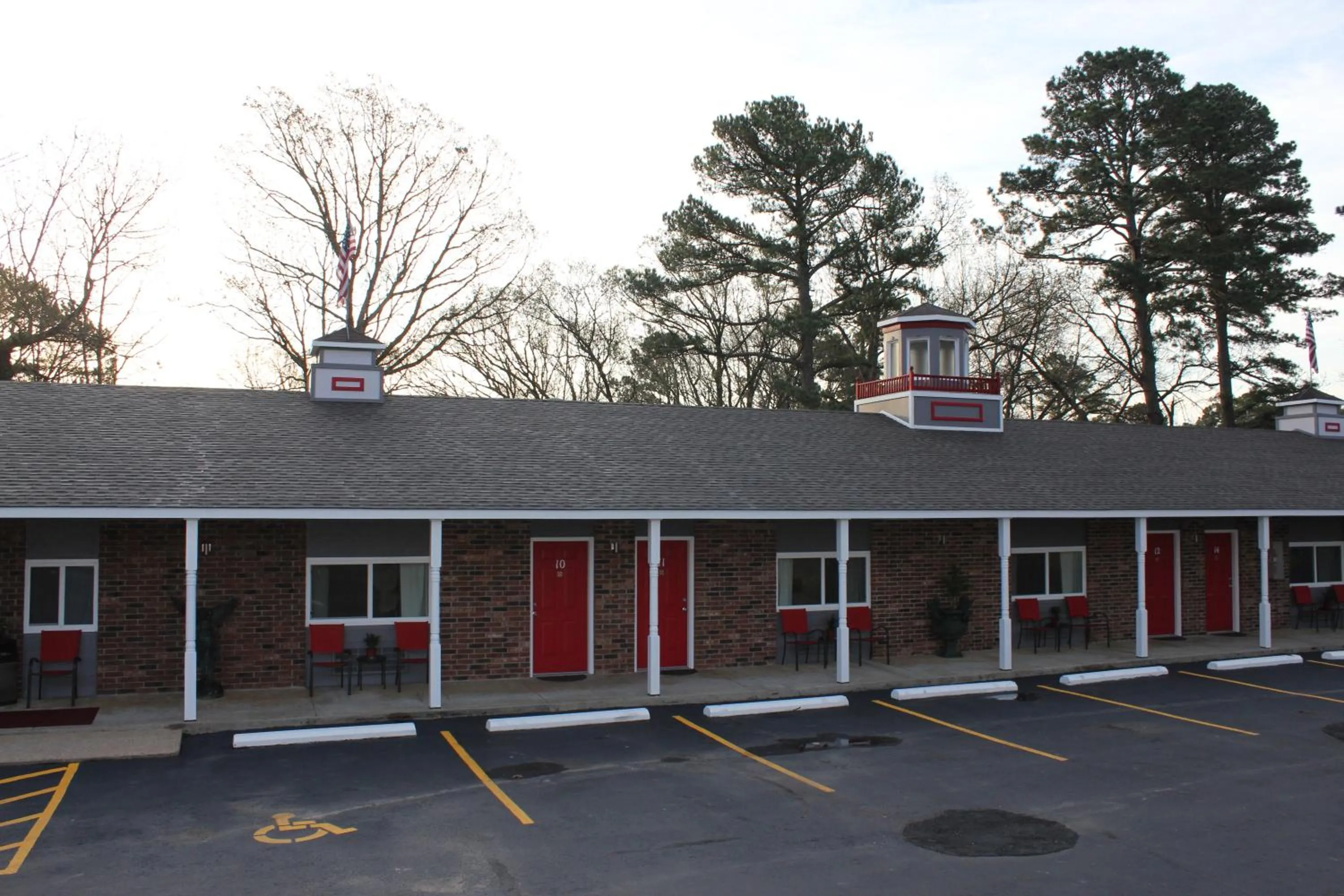 Facade/entrance in Brydan Suites