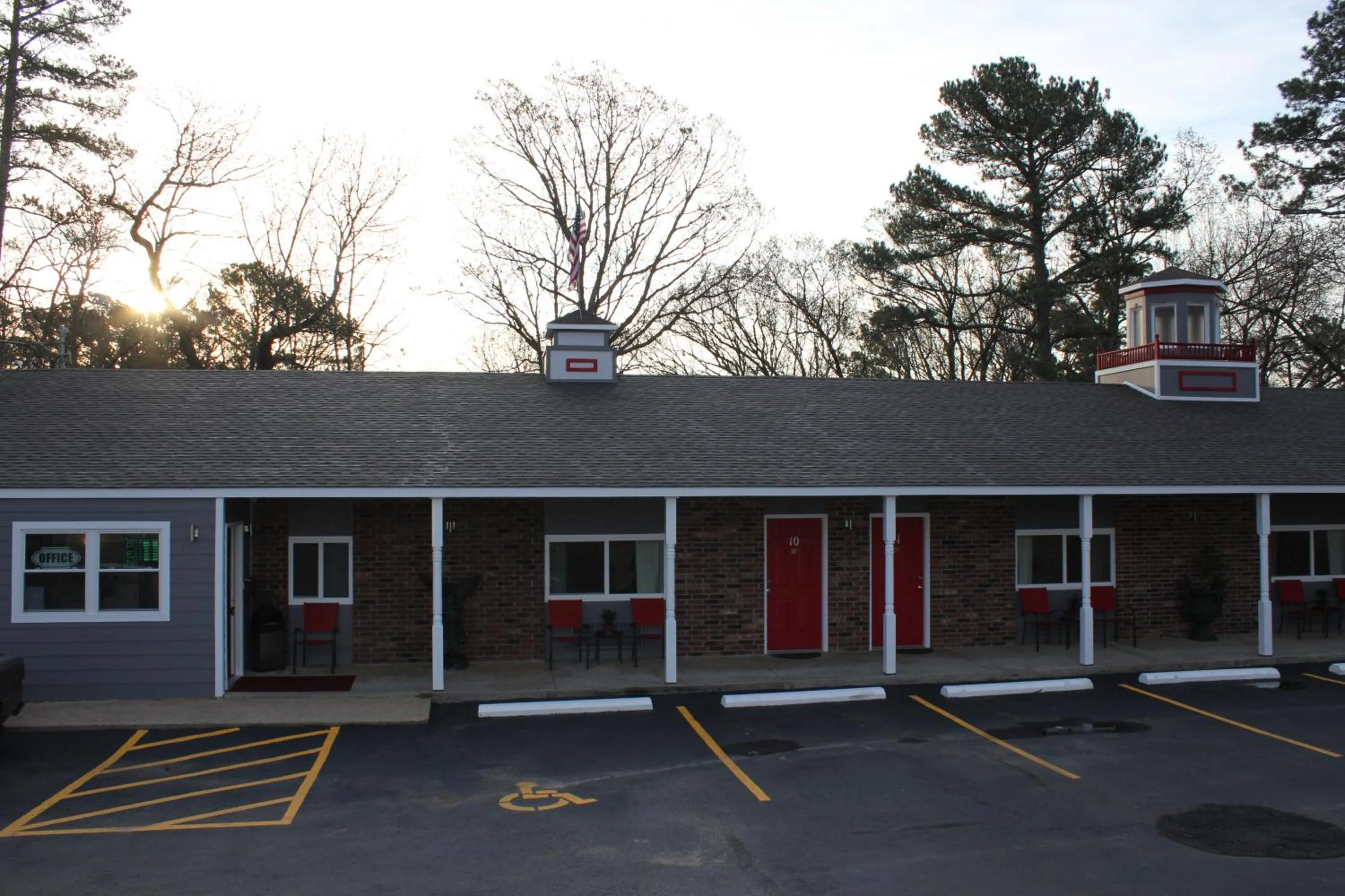 Facade/entrance in Brydan Suites