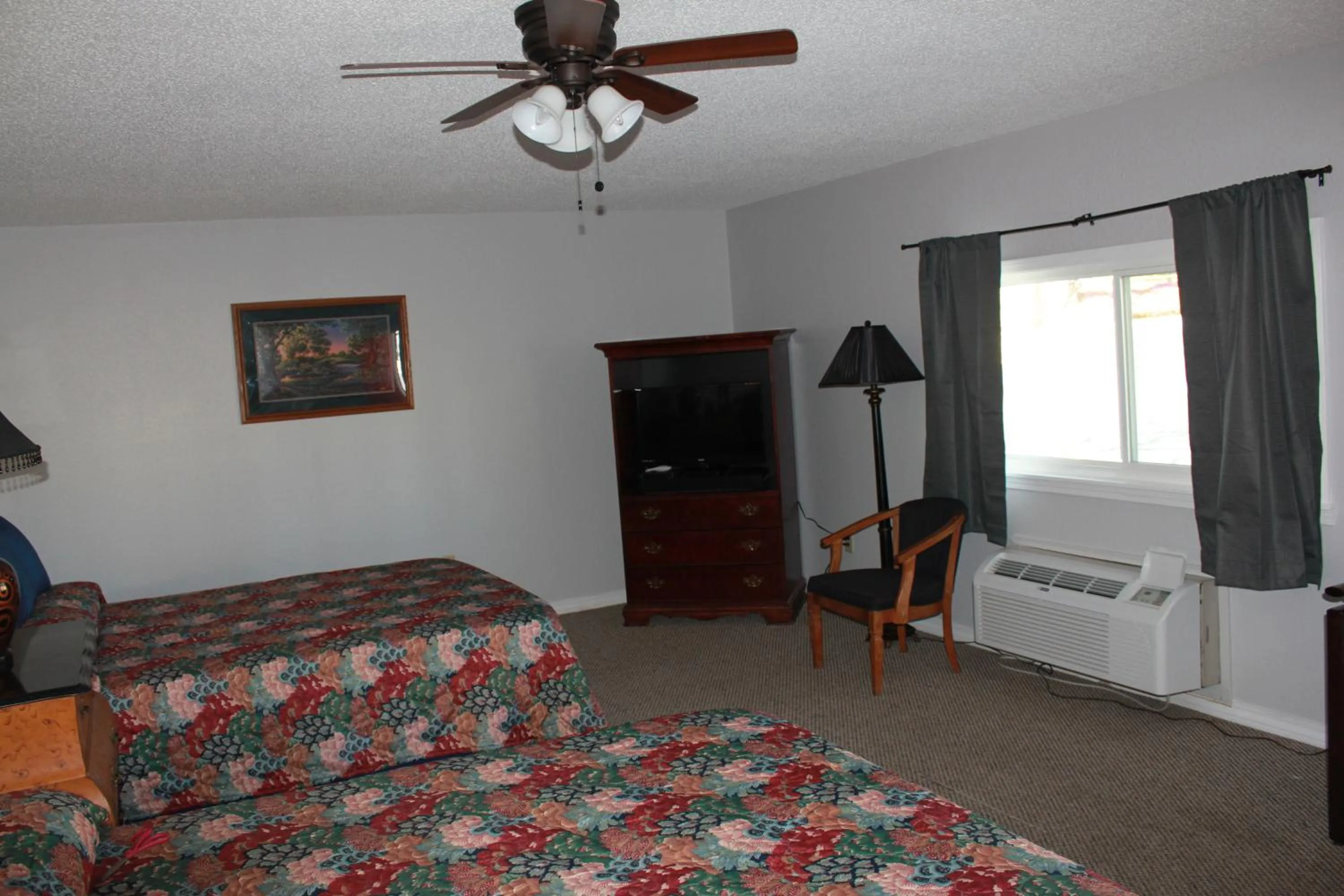 Photo of the whole room, Bed in Brydan Suites