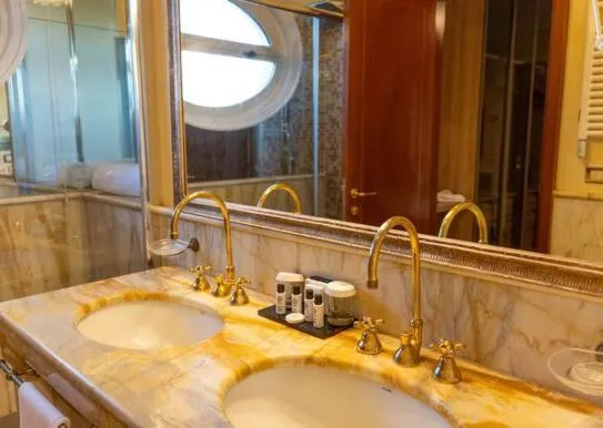 Bathroom in Hotel Mecenate Palace