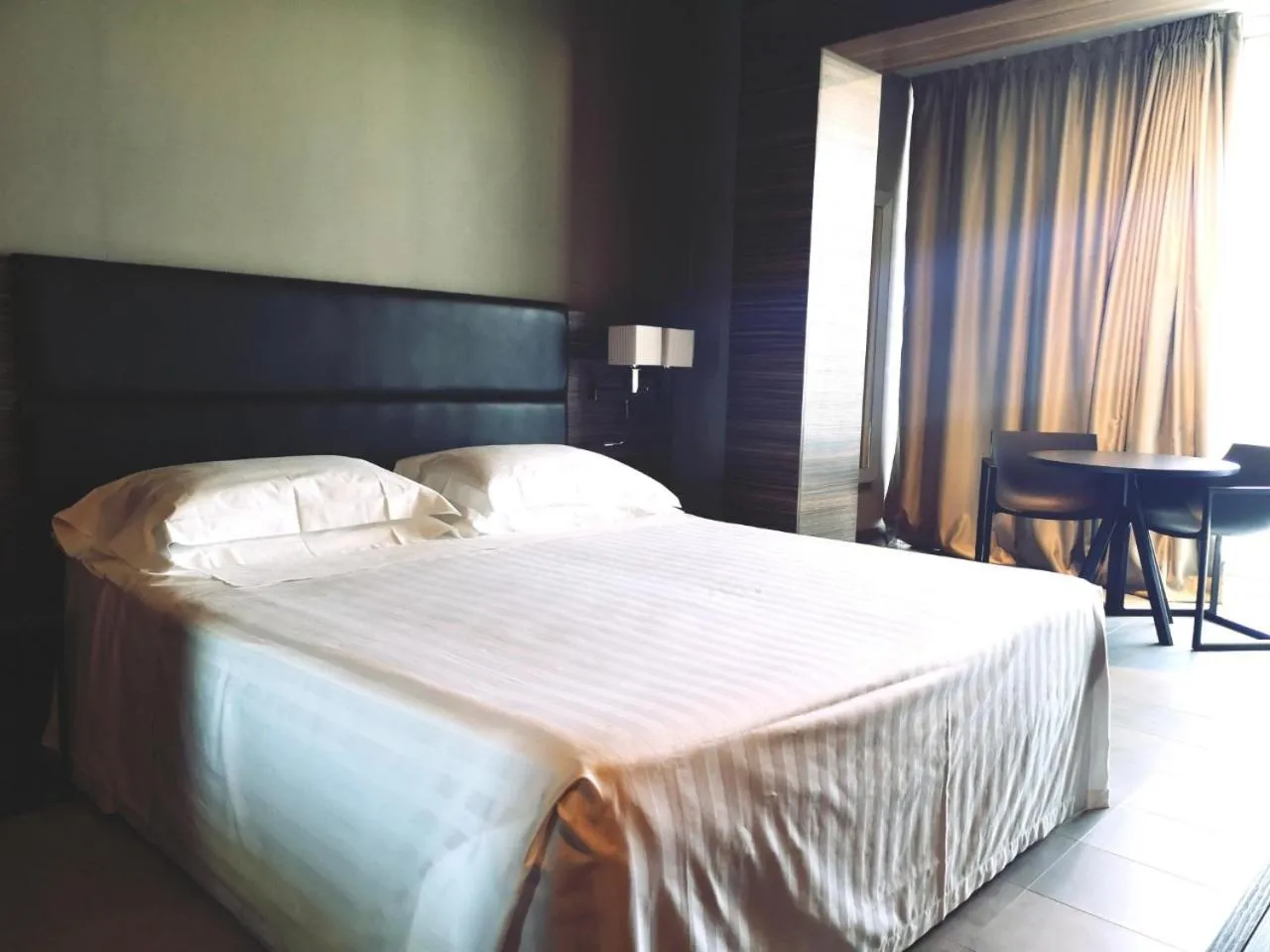 Bed in Waldorf Suite Hotel