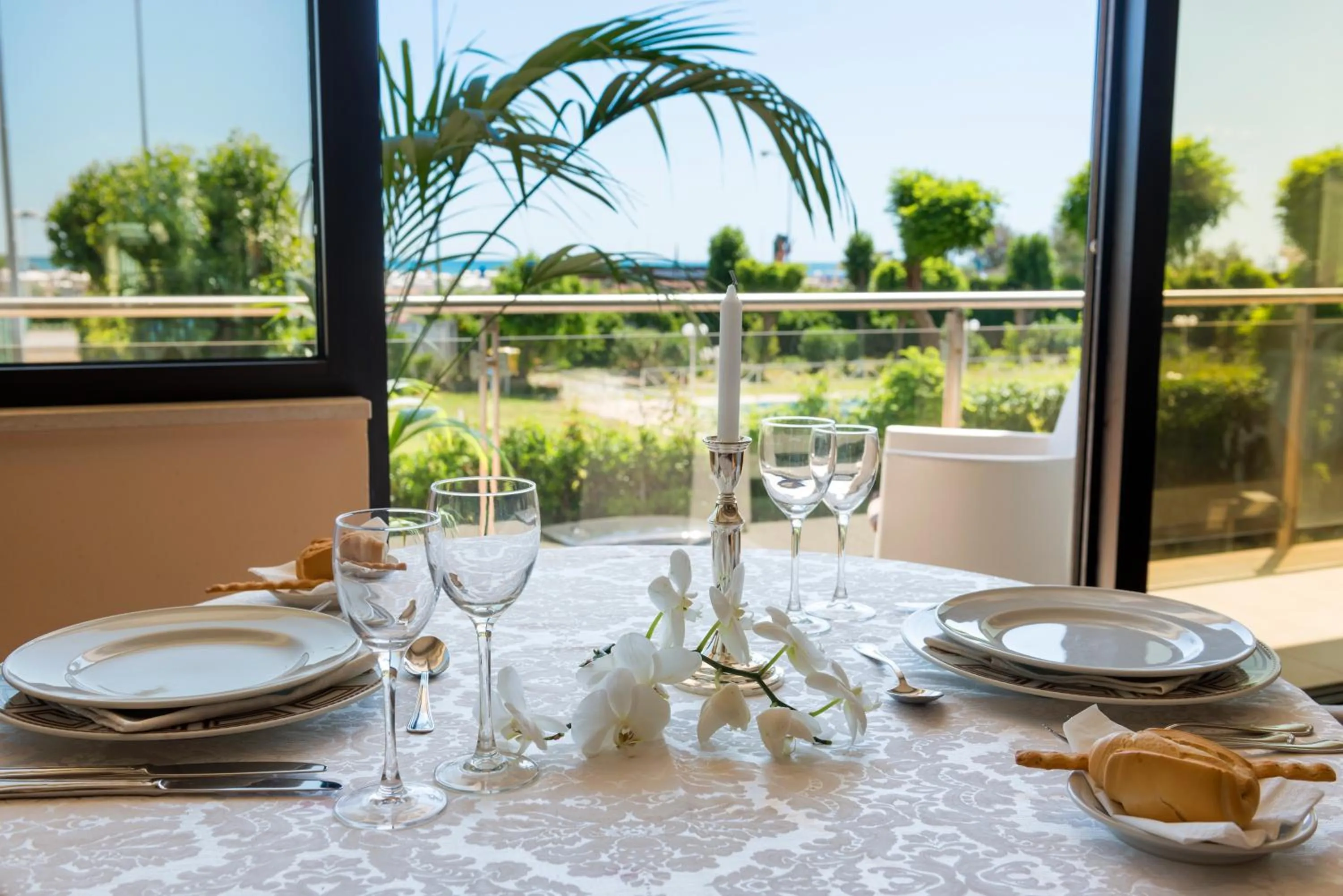 Restaurant/places to eat in Waldorf Suite Hotel