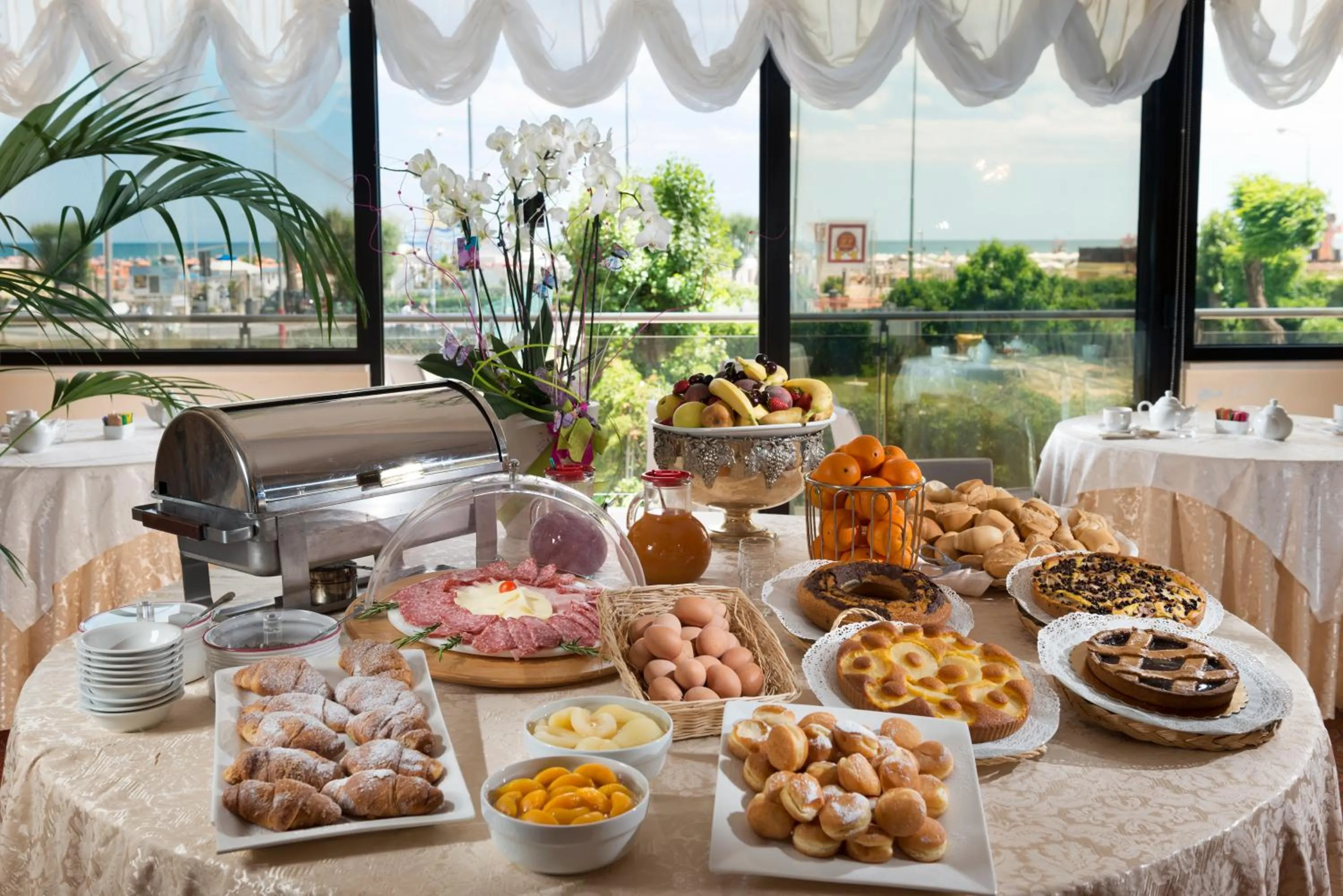 Food and drinks in Waldorf Suite Hotel