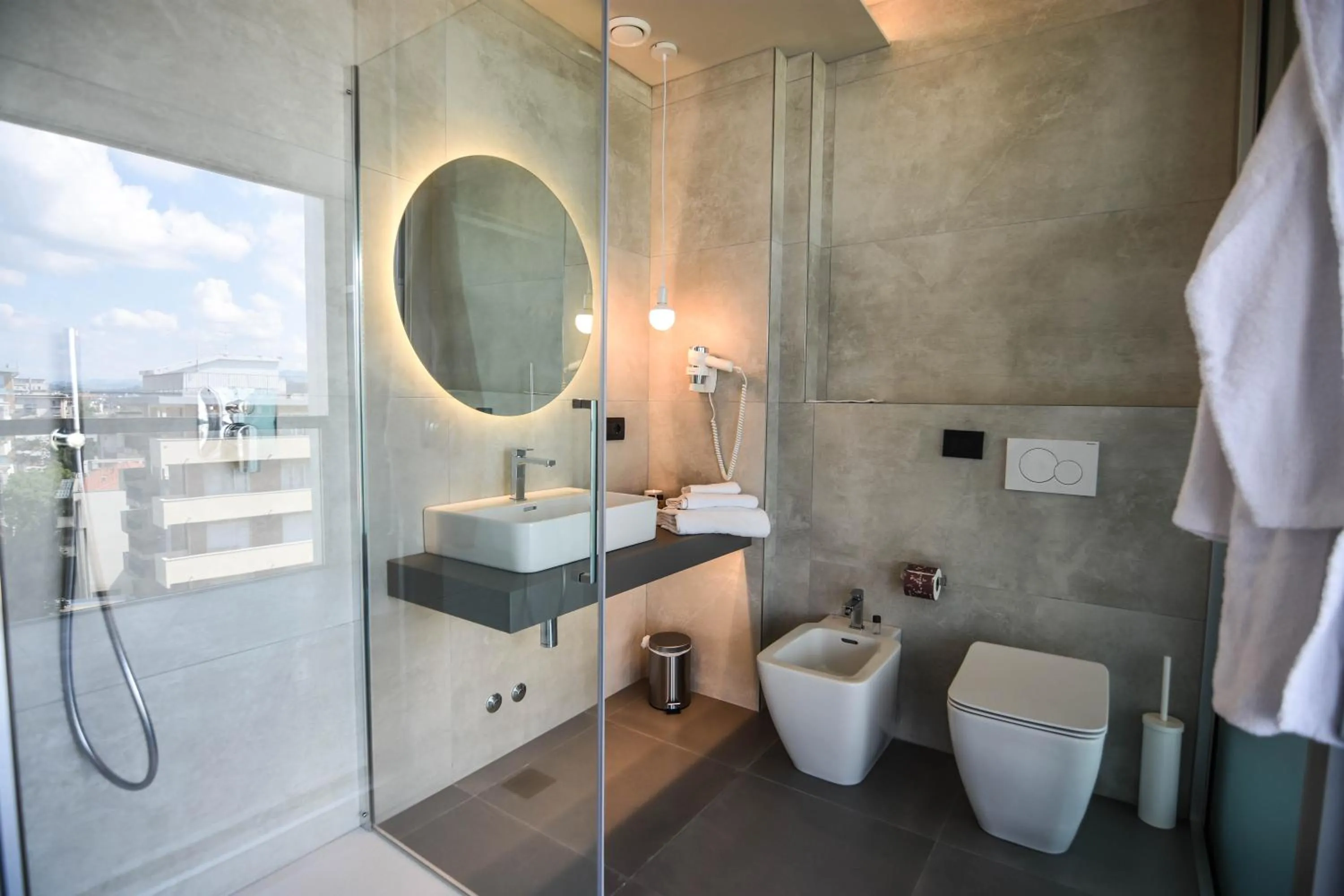 Shower in Waldorf Suite Hotel