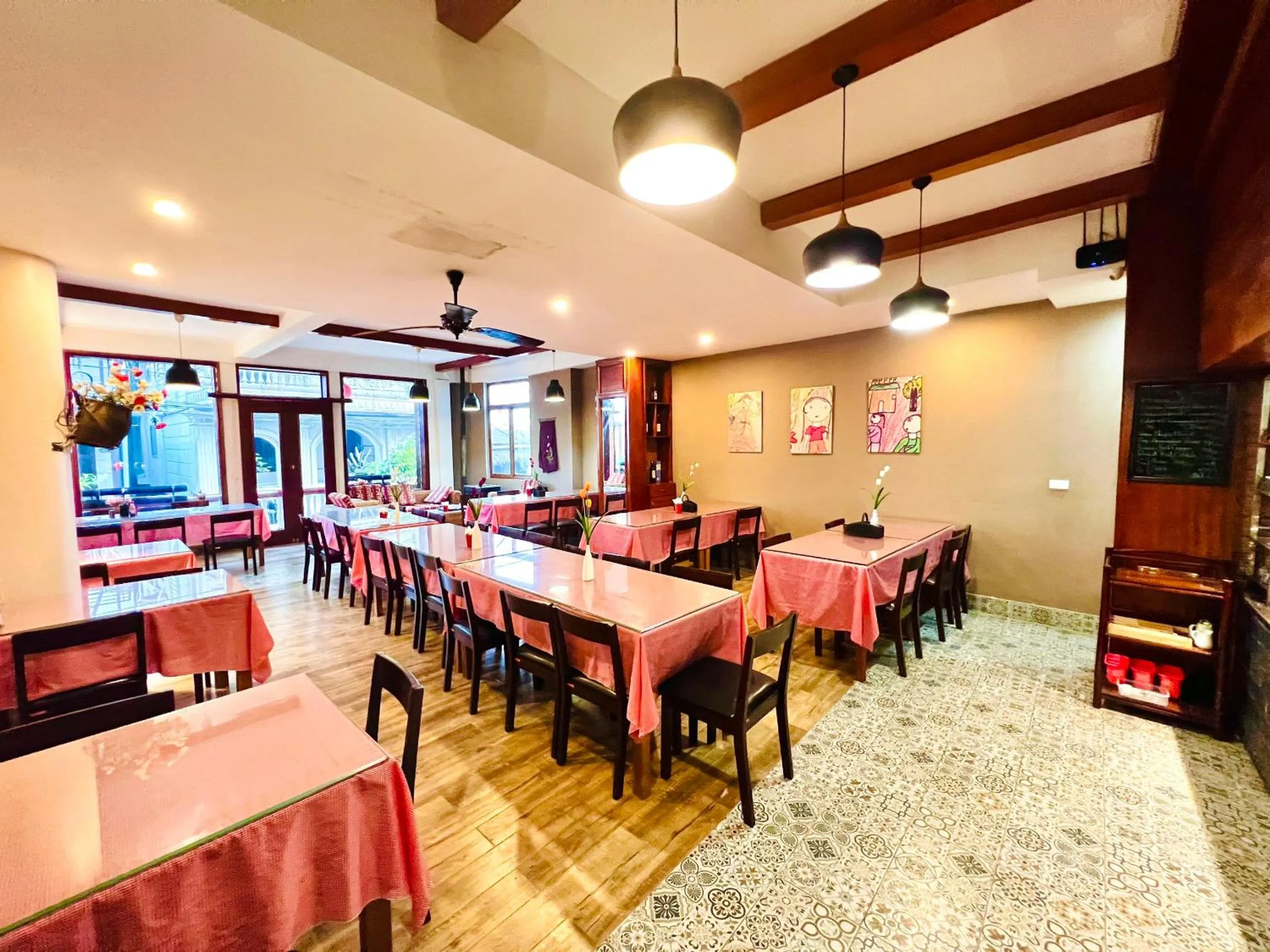Restaurant/places to eat in Cat Cat View Hotel