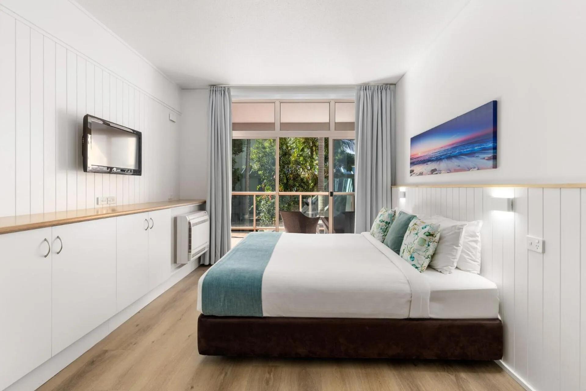 Bed in Charlesworth Bay Beach Resort