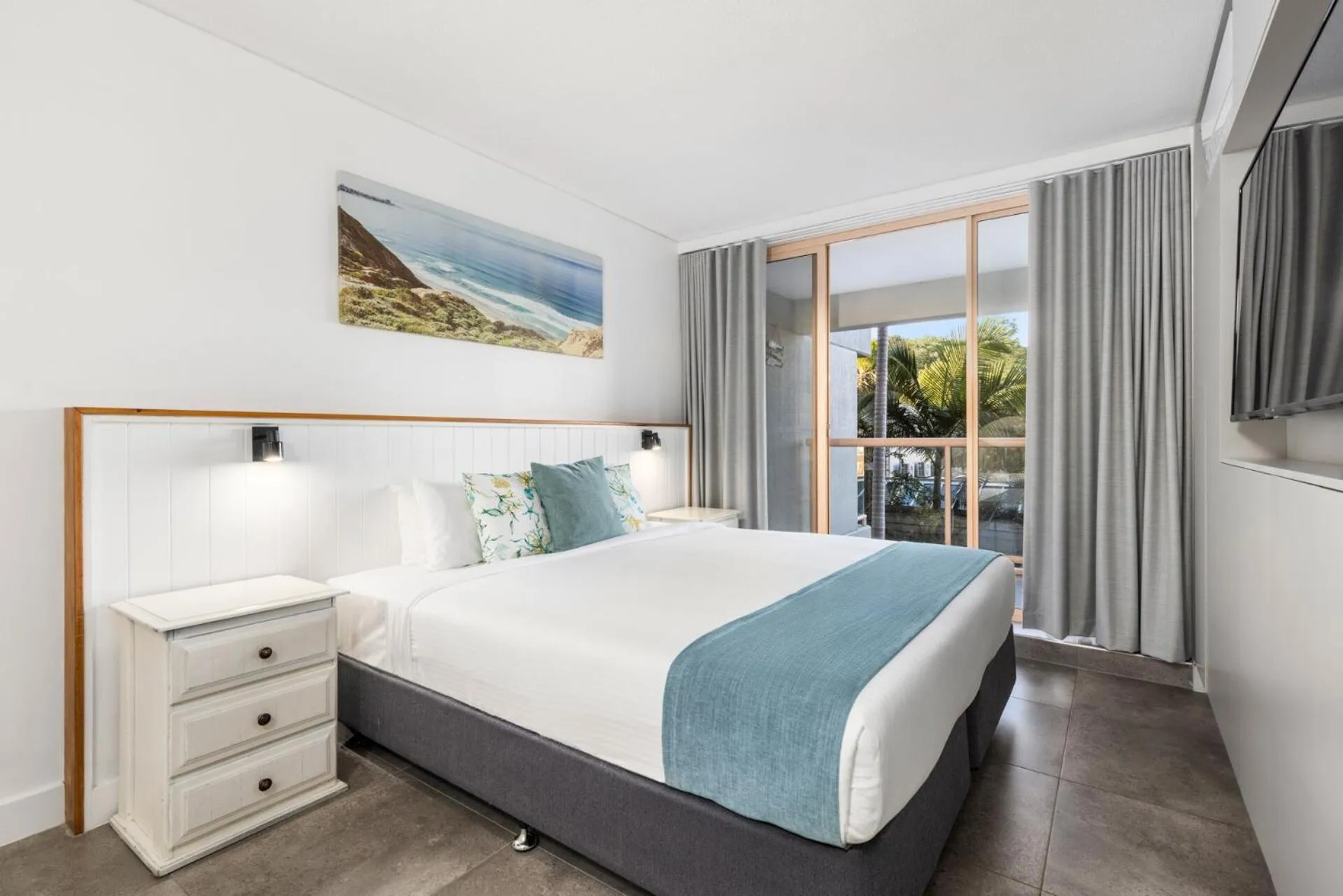 Bed in Charlesworth Bay Beach Resort