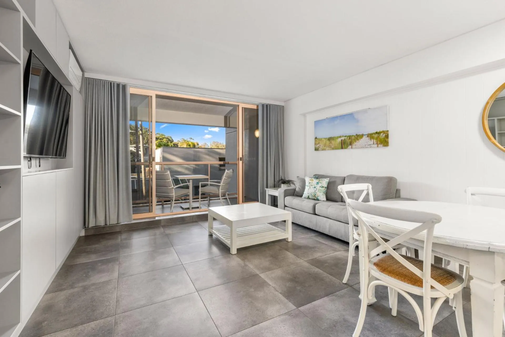 Living room, Bed in Charlesworth Bay Beach Resort