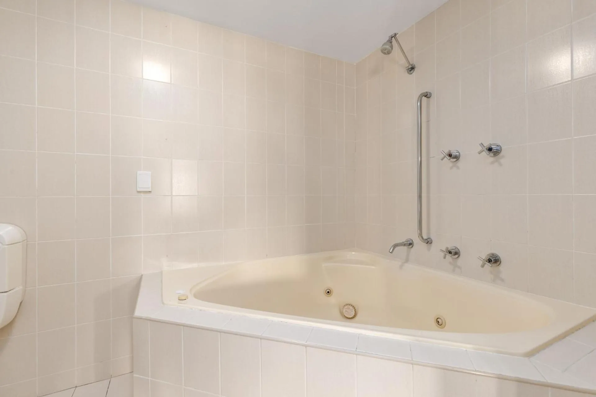 Shower in Charlesworth Bay Beach Resort