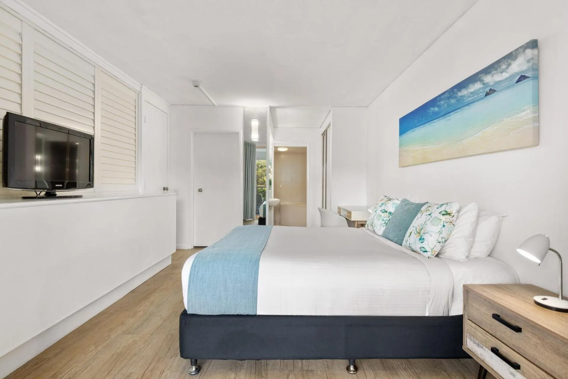 Bed in Charlesworth Bay Beach Resort