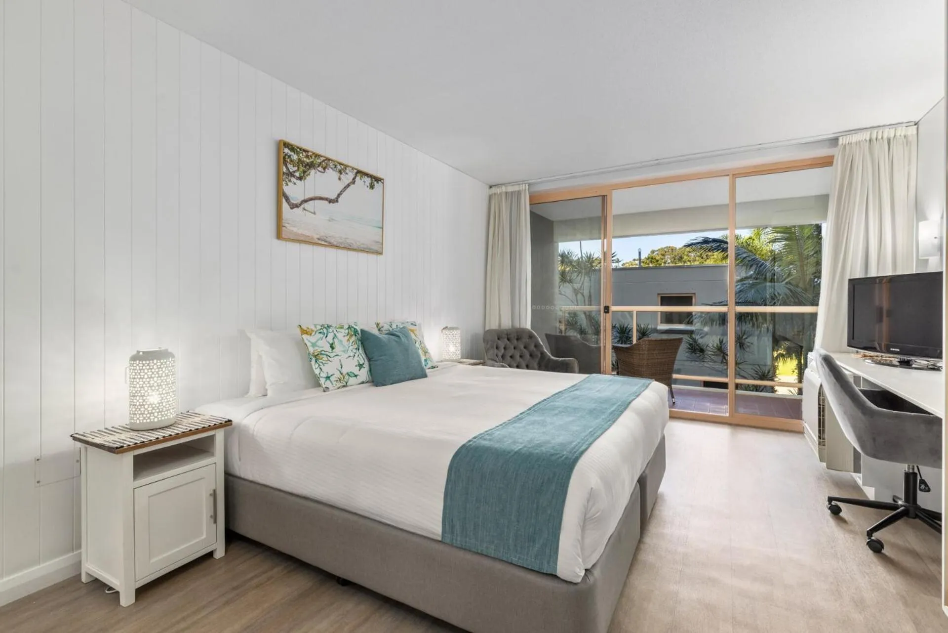 Bed in Charlesworth Bay Beach Resort