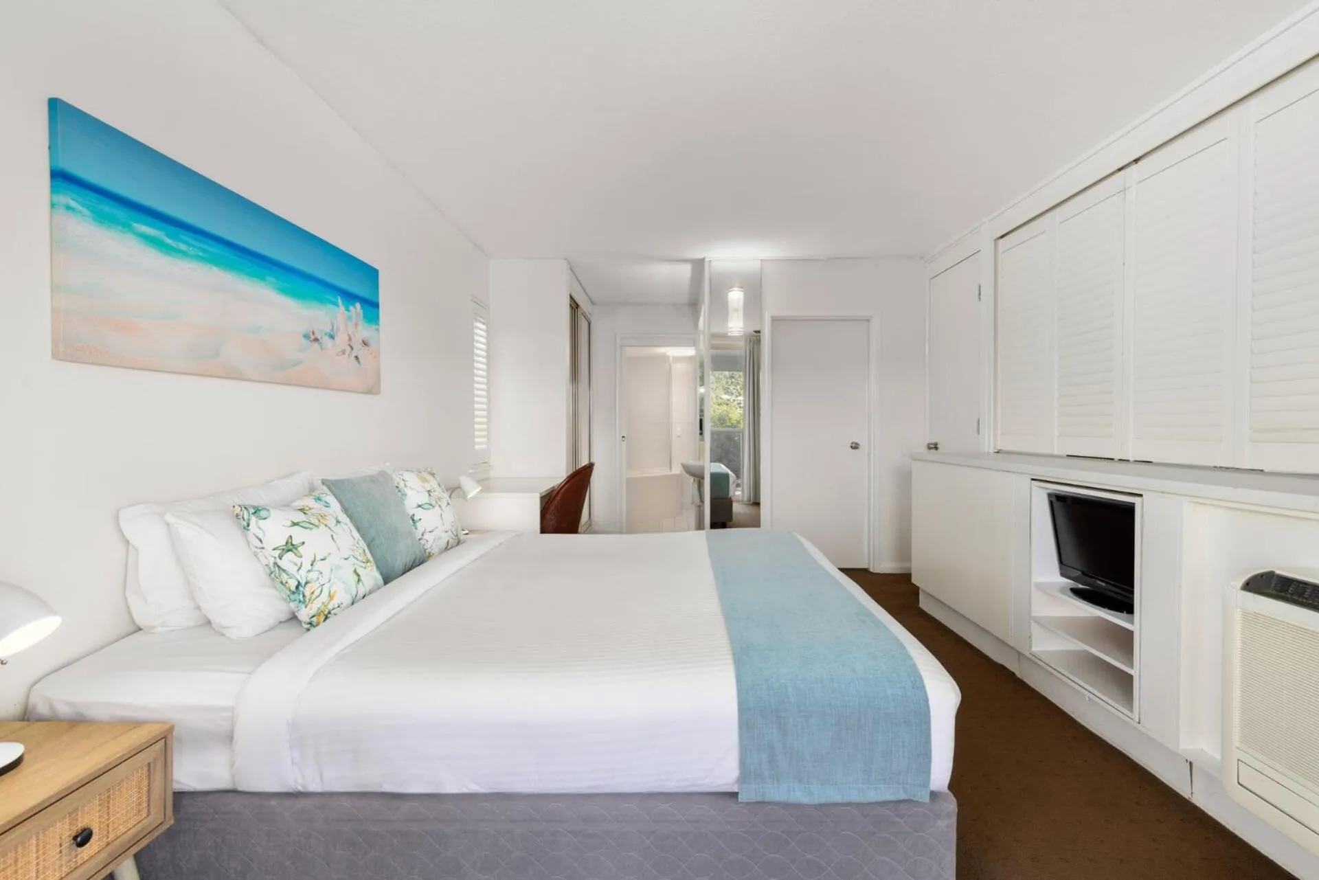 Bed in Charlesworth Bay Beach Resort
