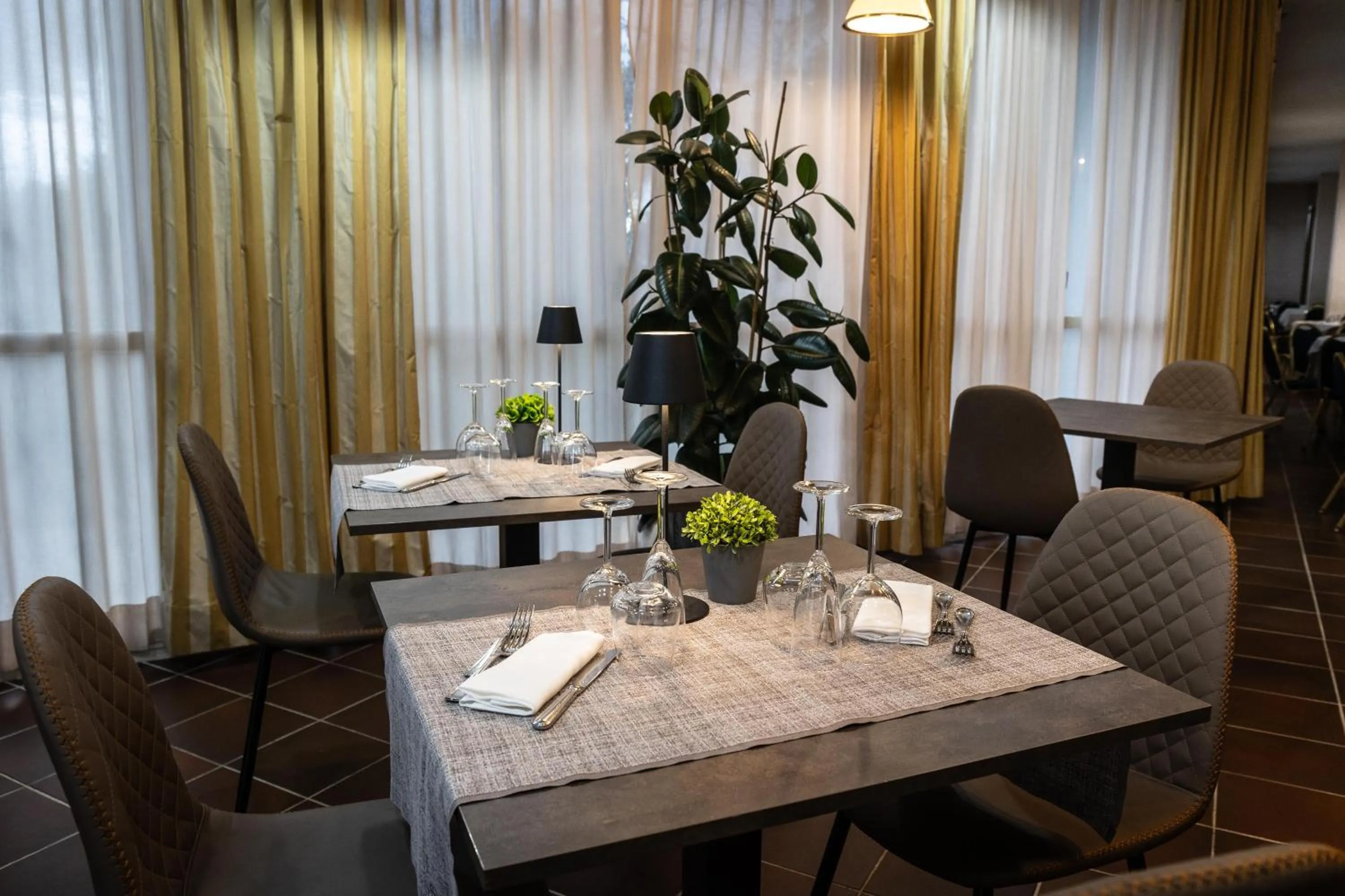 Restaurant/places to eat in Hotel Mirage