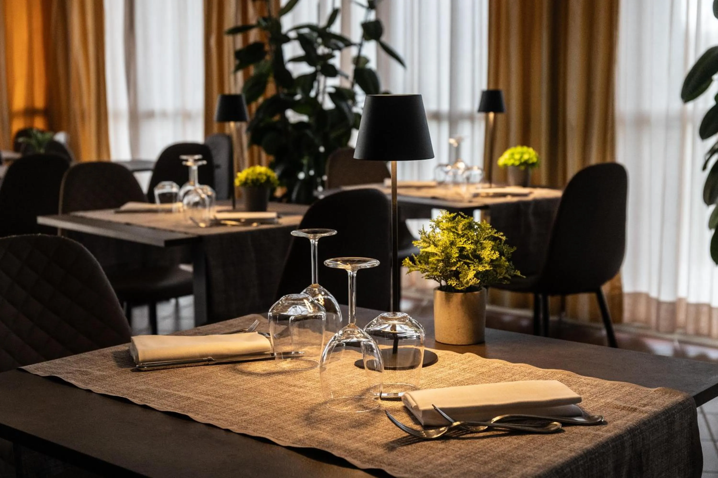 Restaurant/places to eat in Hotel Mirage